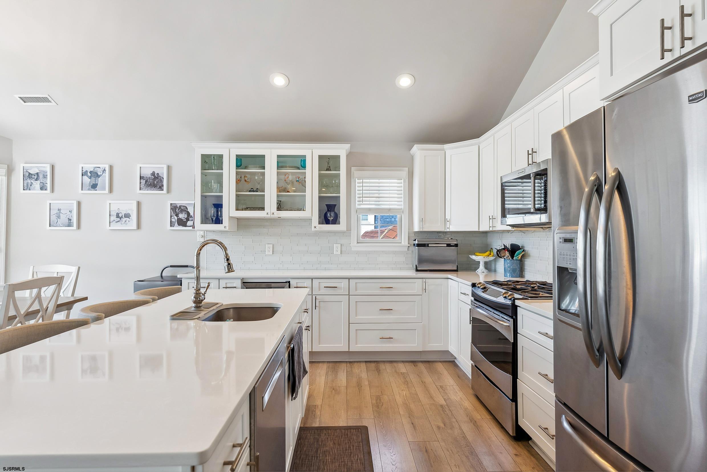 5511 Simpson Ave Unit: 2