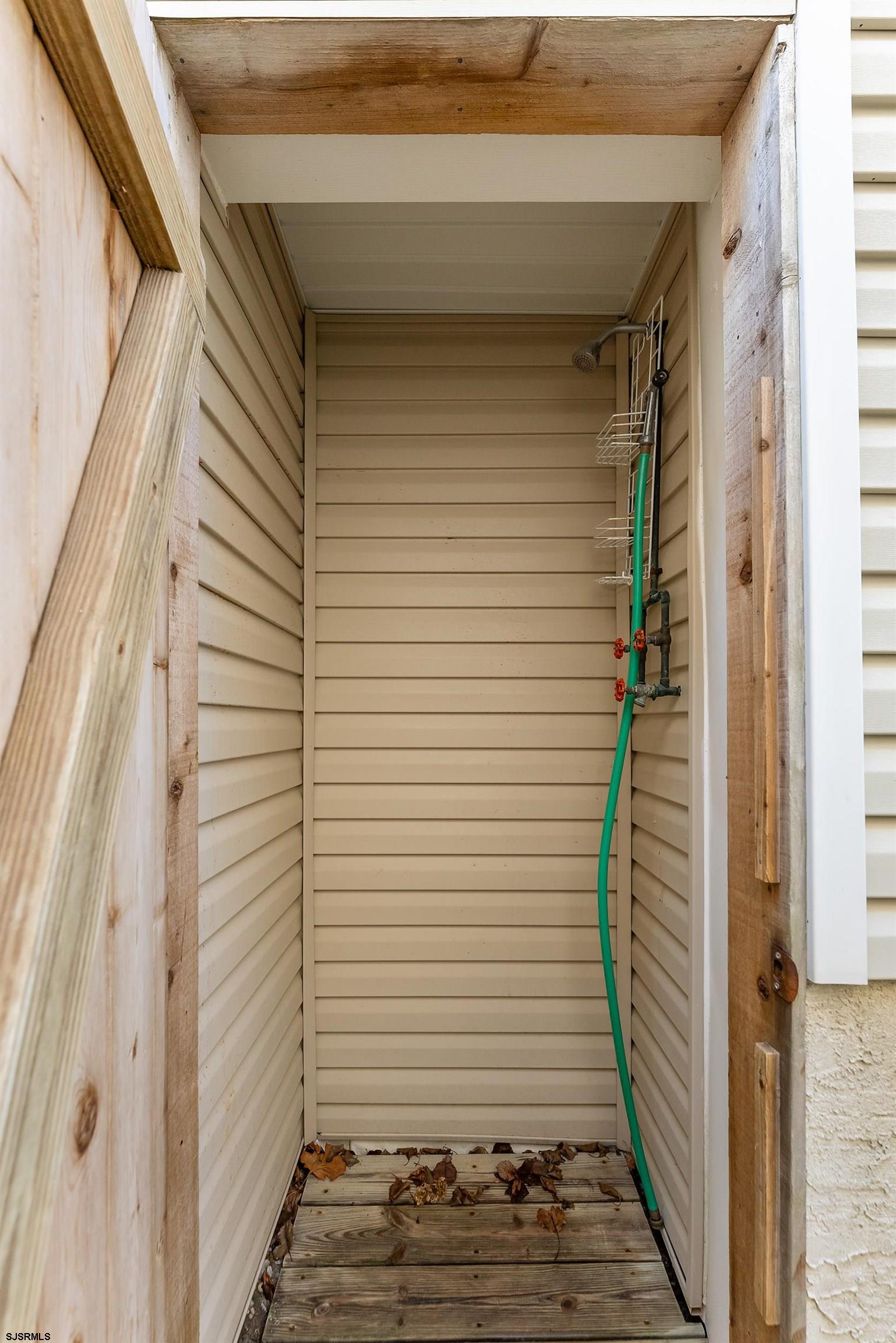 5511 Simpson Ave Unit: 2