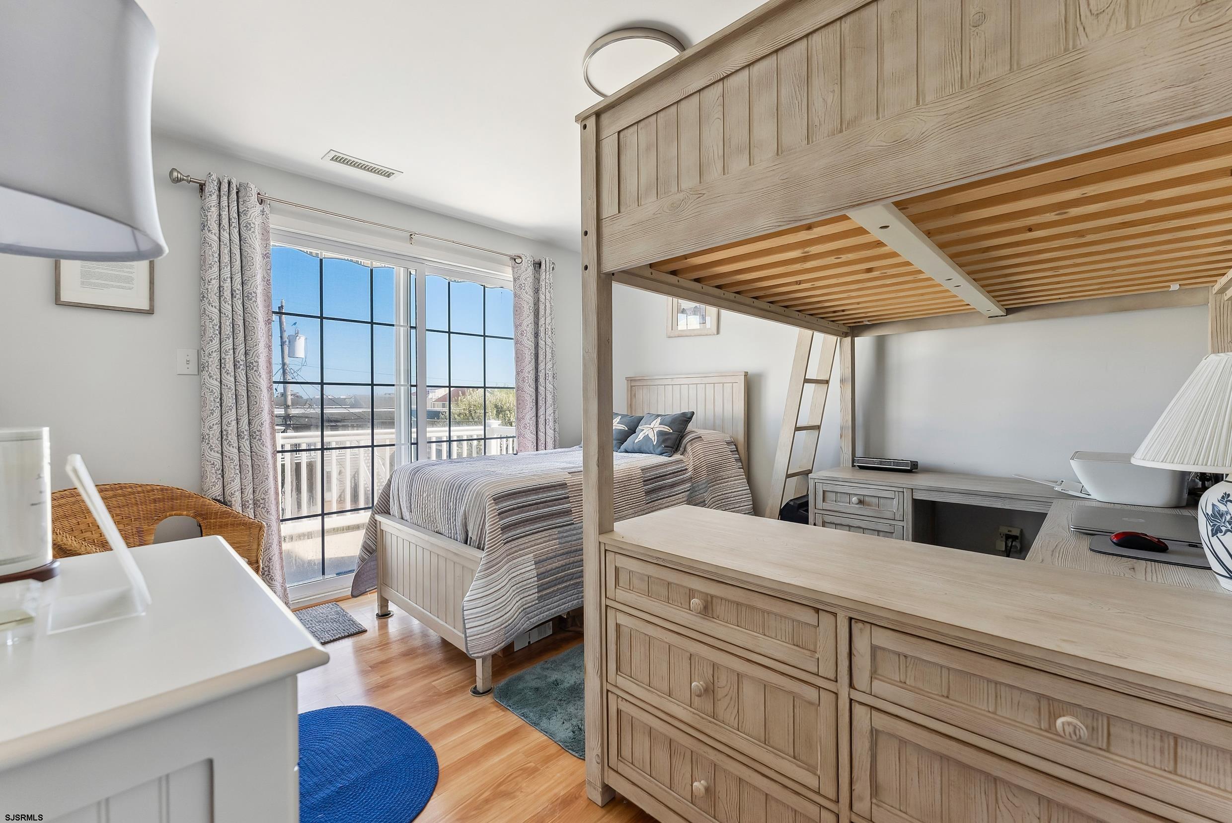 5511 Simpson Ave Unit: 2