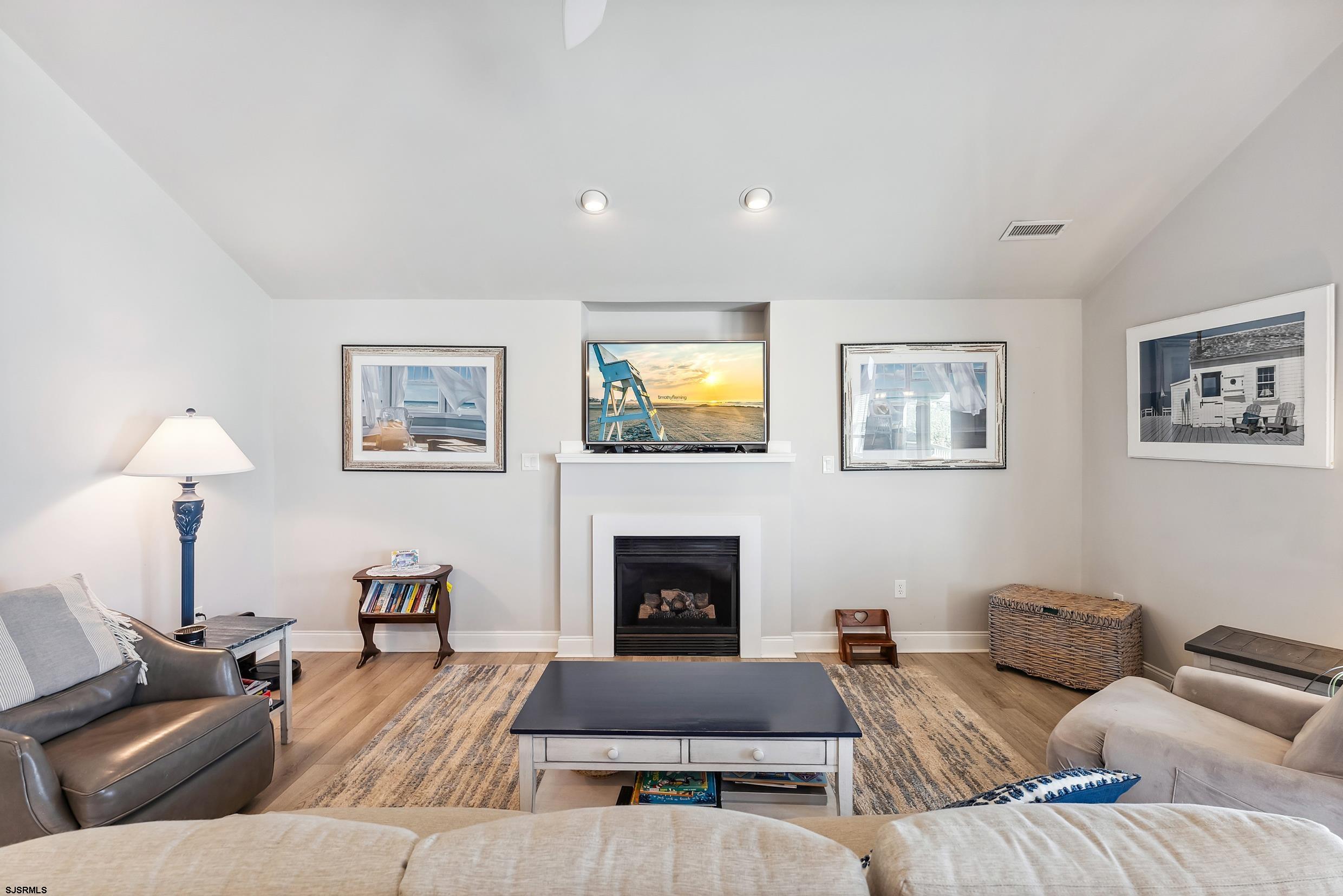 5511 Simpson Ave Unit: 2