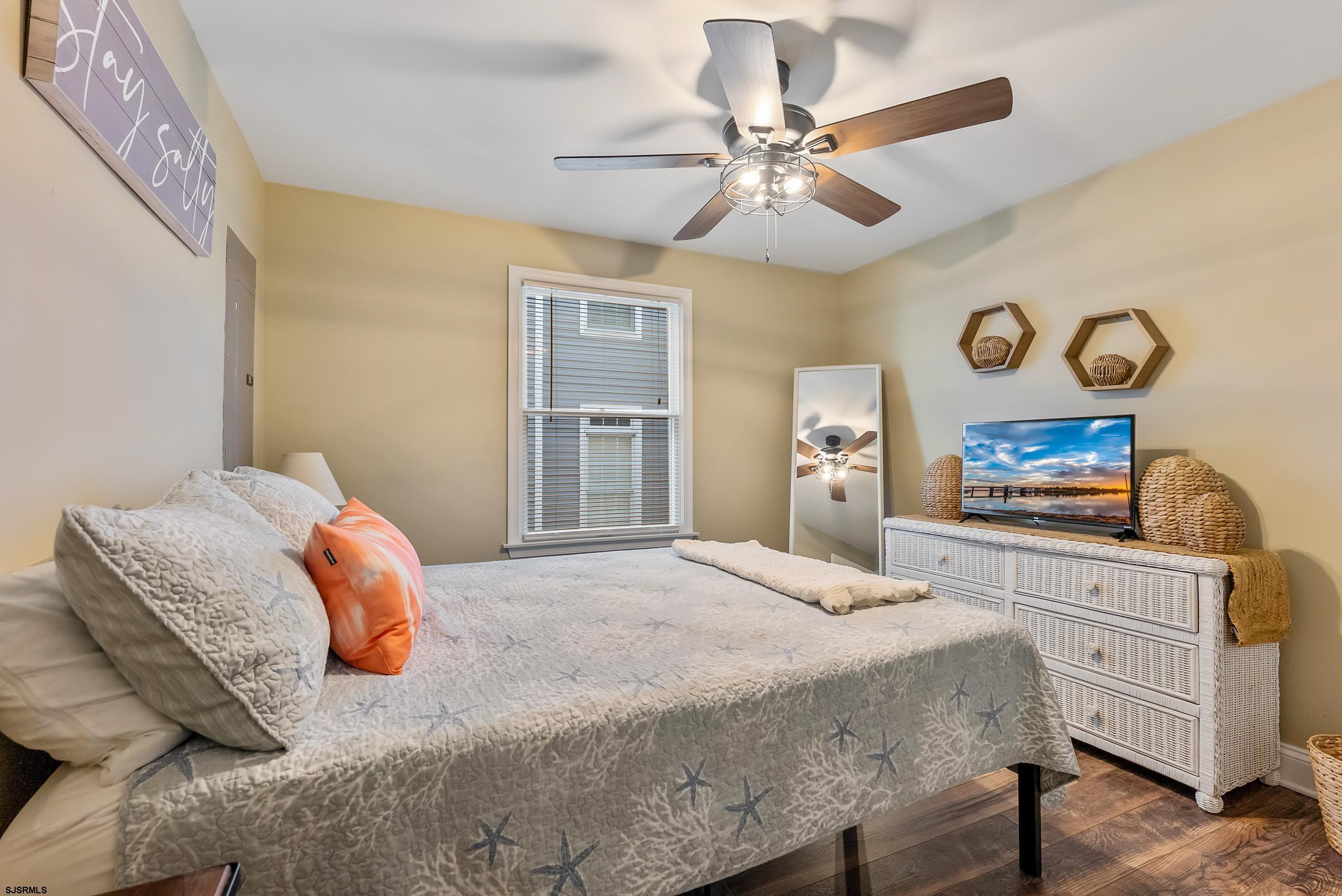 1826 Asbury Ave Unit: 1st Floor