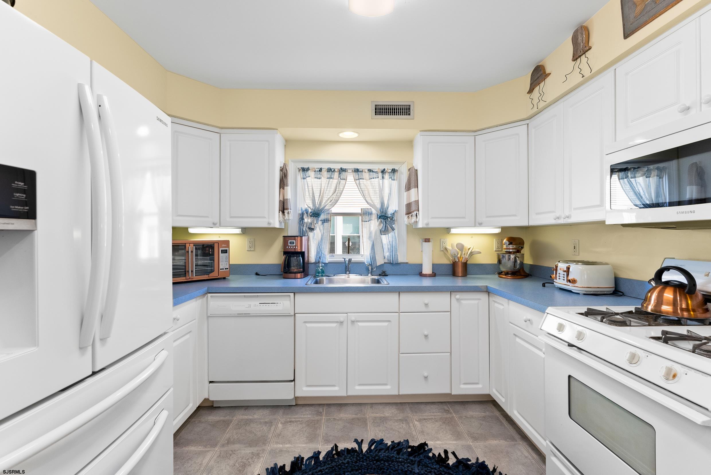 2537 Bay Ave