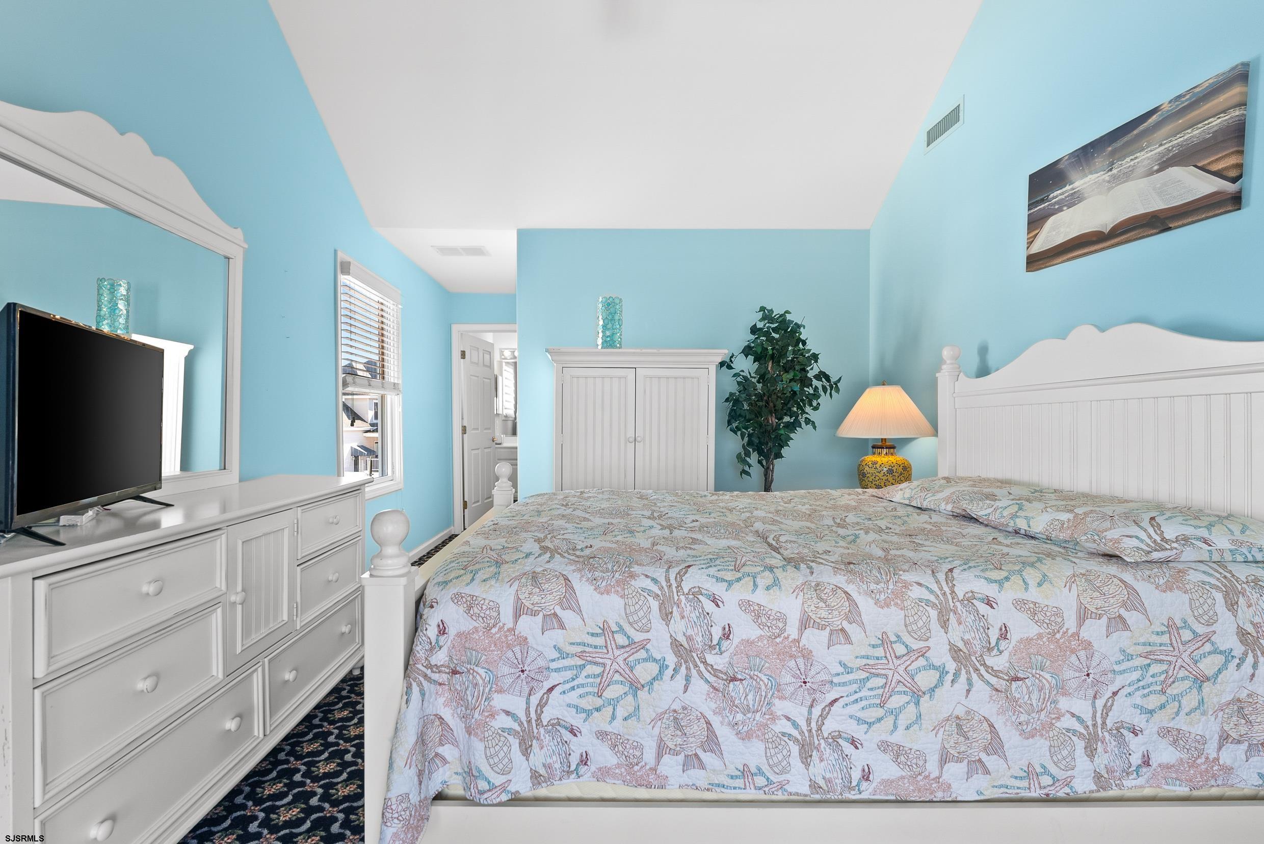 2537 Bay Ave