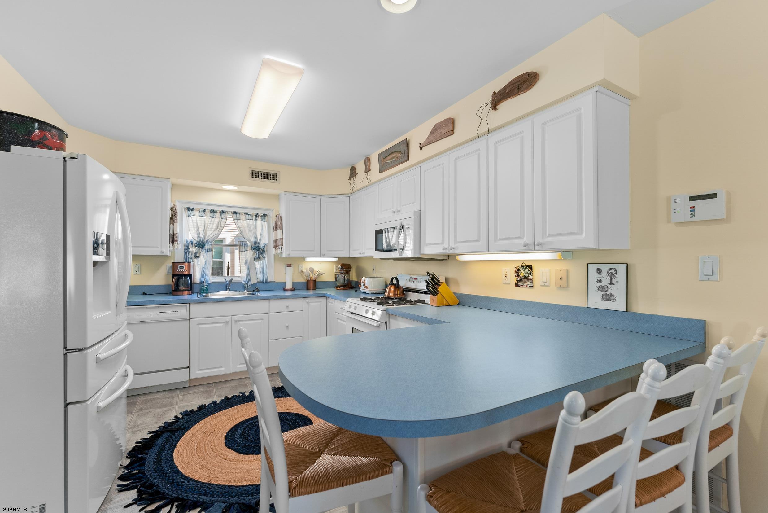 2537 Bay Ave
