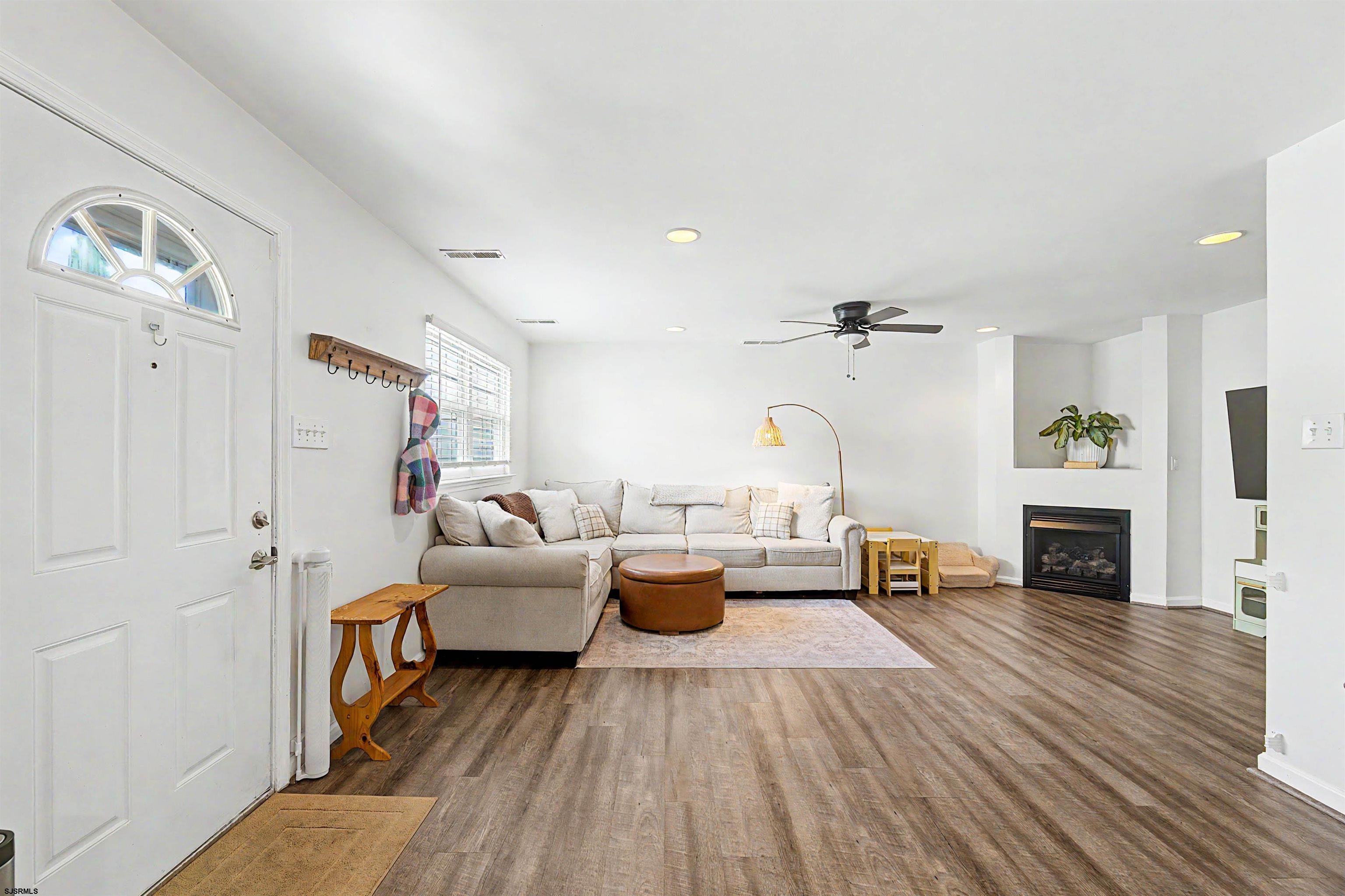 202 Maxwell Ct Unit: 202 Maxwell