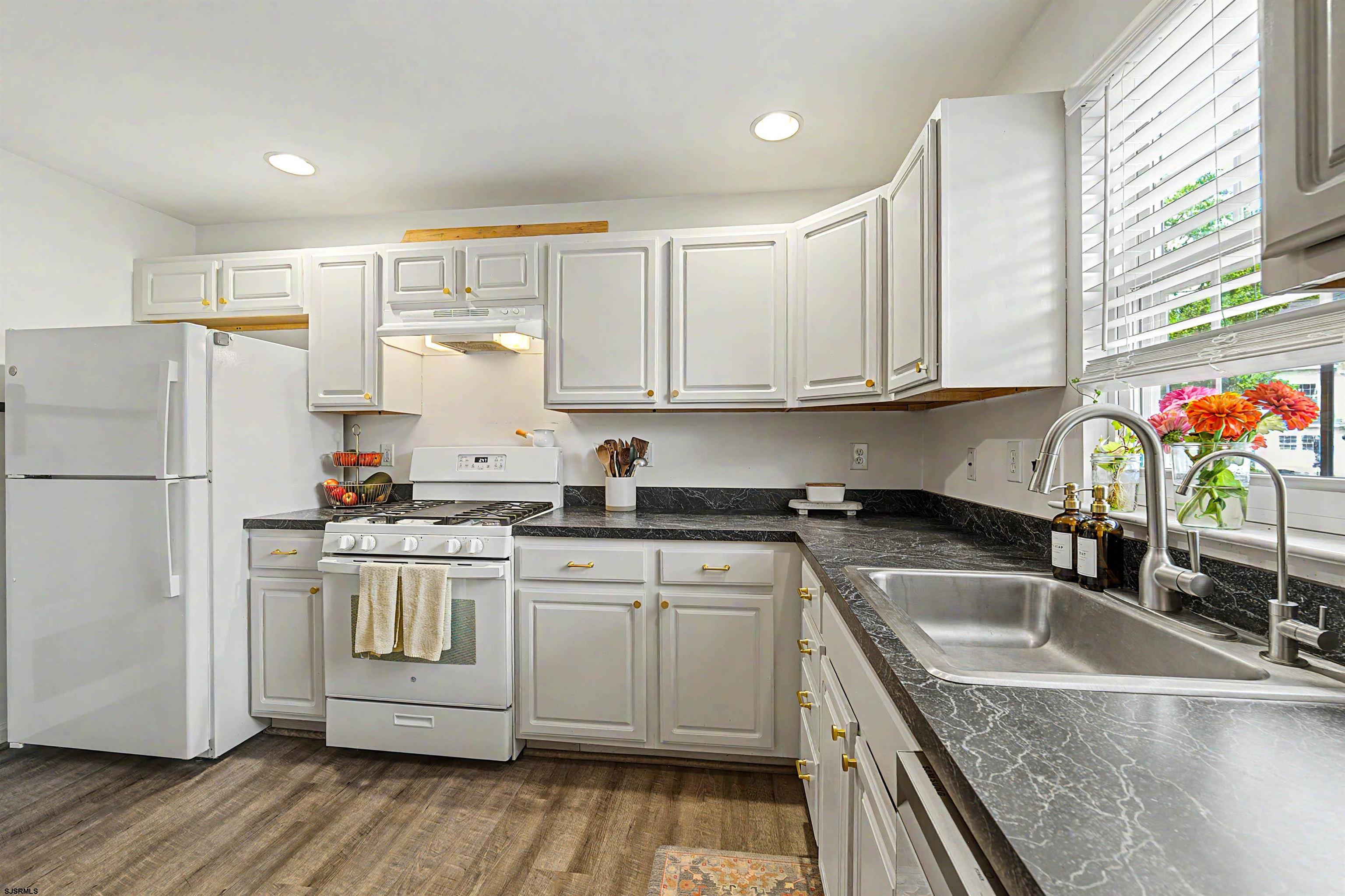202 Maxwell Ct Unit: 202 Maxwell
