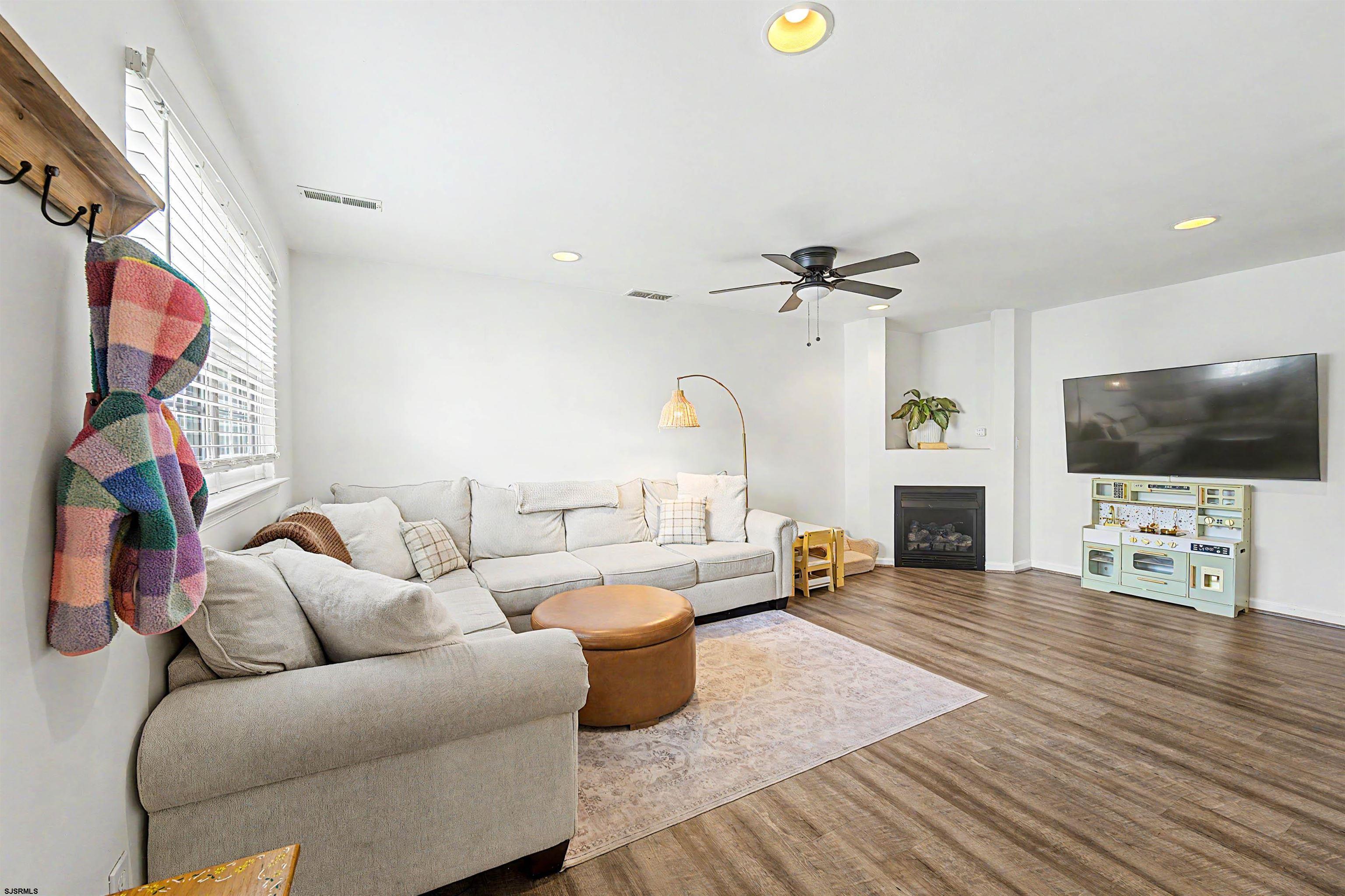 202 Maxwell Ct Unit: 202 Maxwell