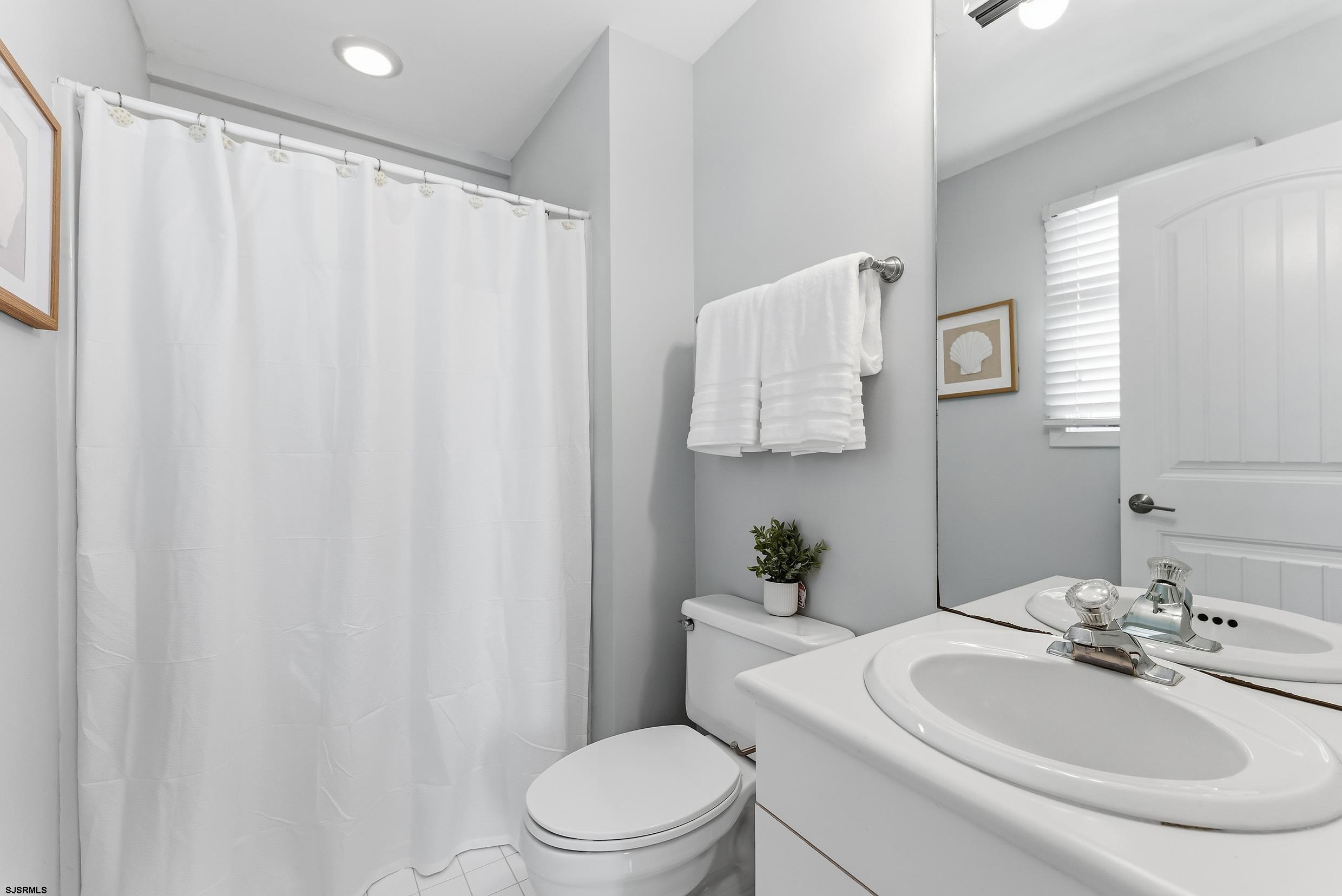4301 Central Ave Unit: 1st Fl