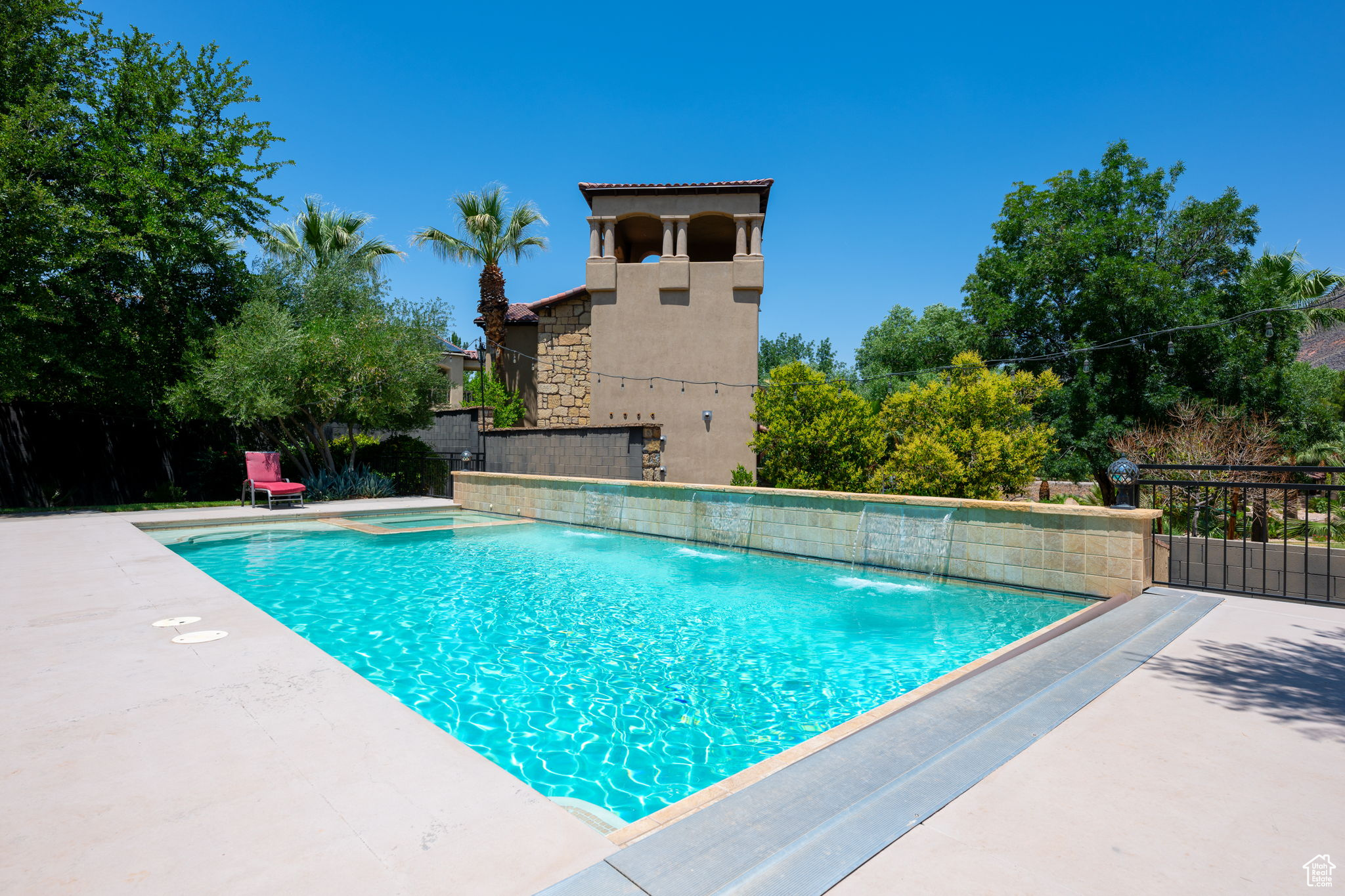 557 S WOODS VIEW CIR