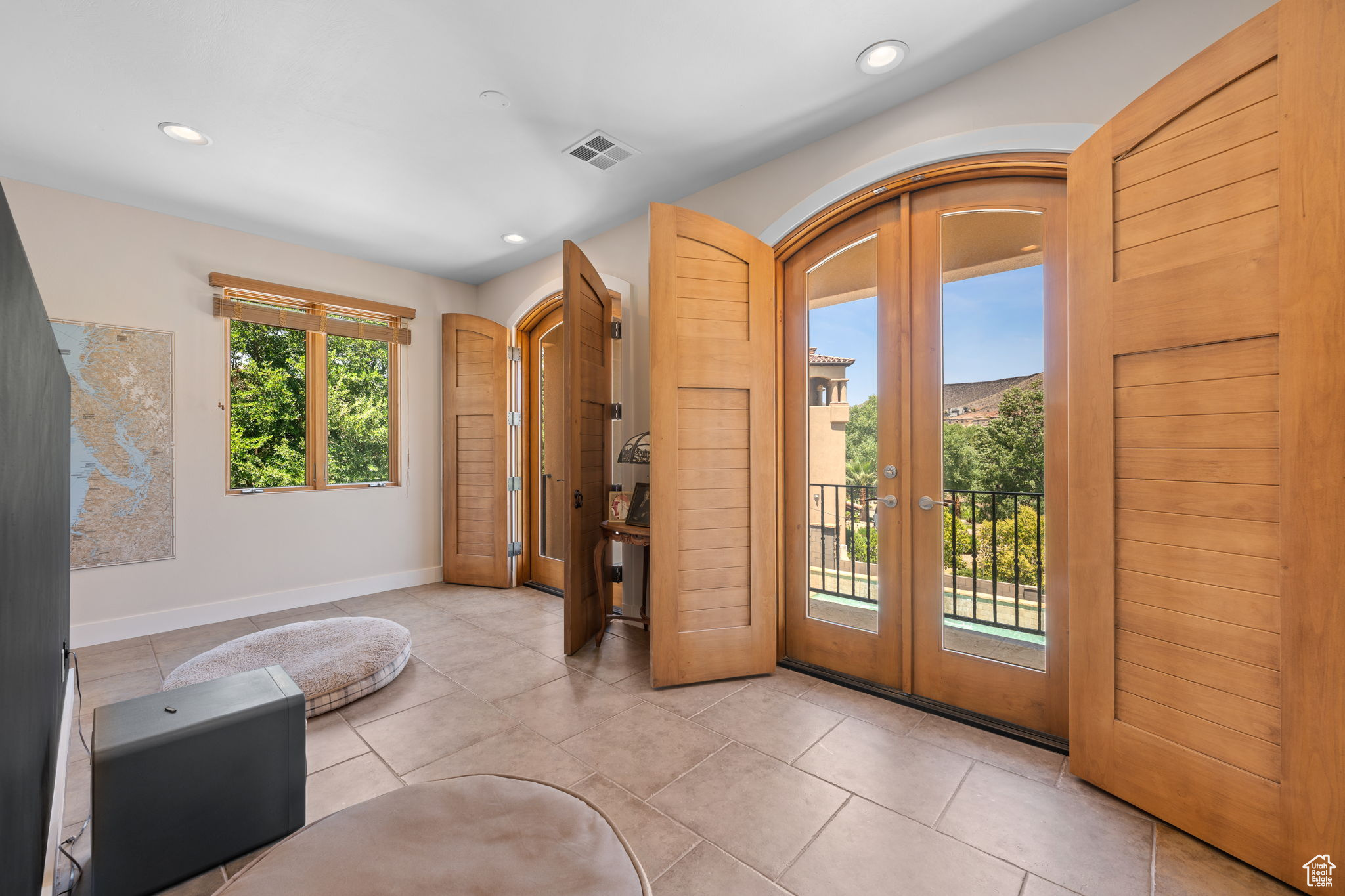 557 S WOODS VIEW CIR