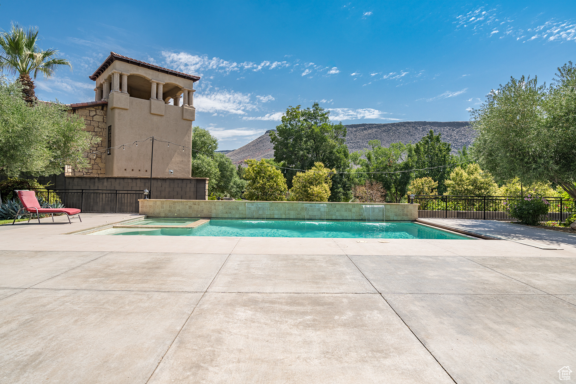 557 S WOODS VIEW CIR