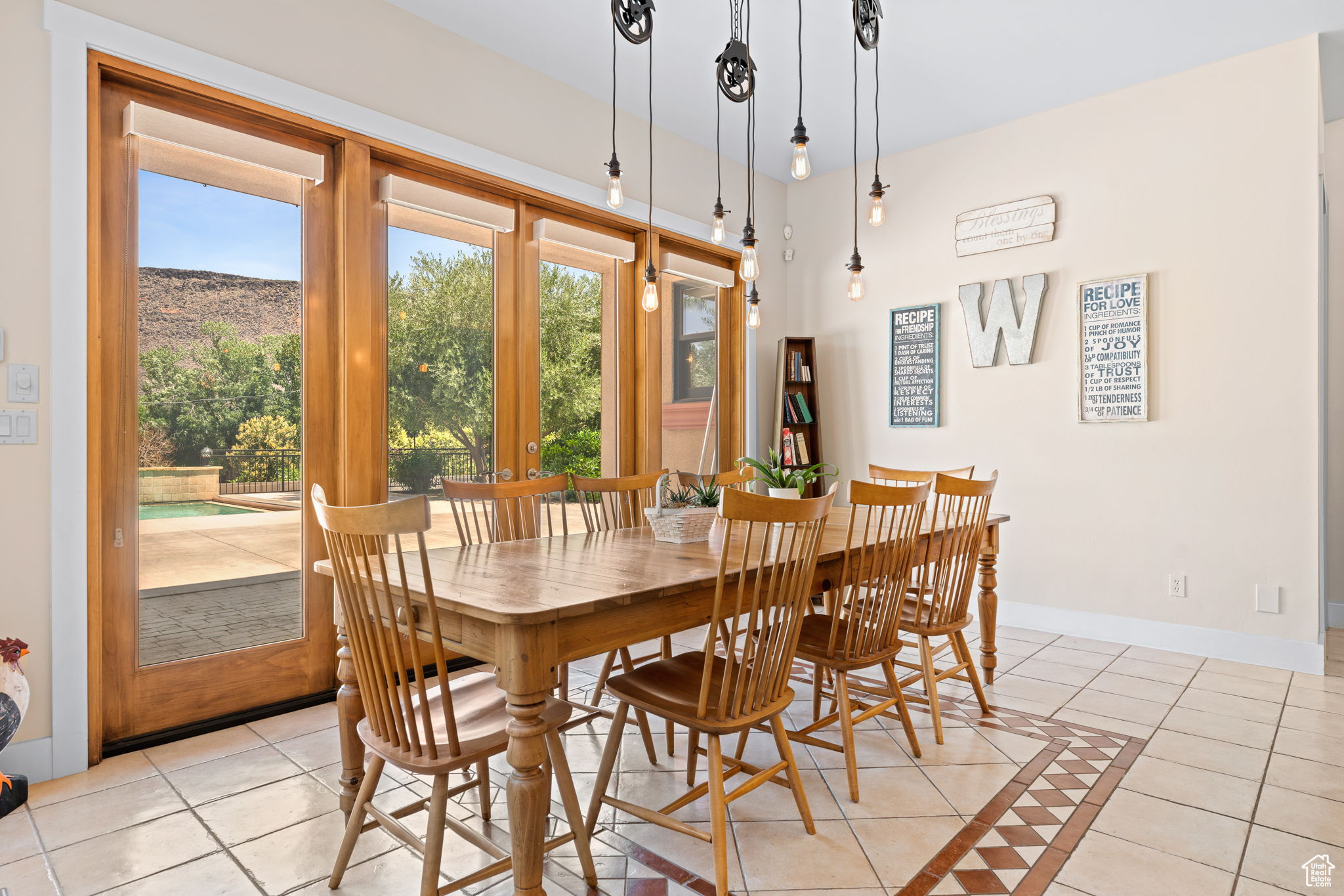 557 S WOODS VIEW CIR