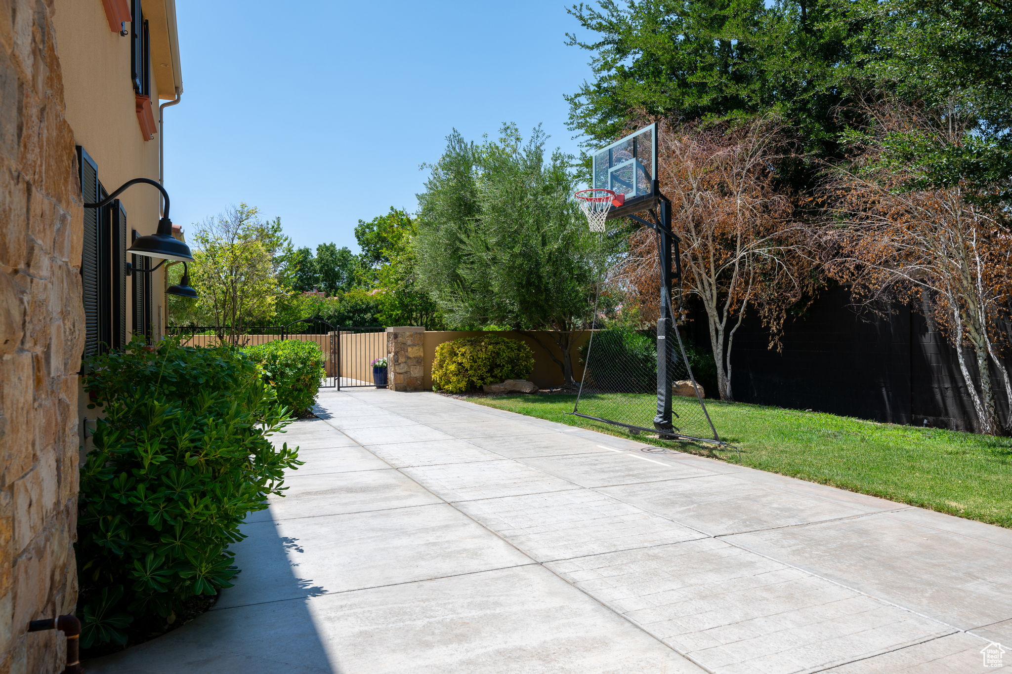 557 S WOODS VIEW CIR