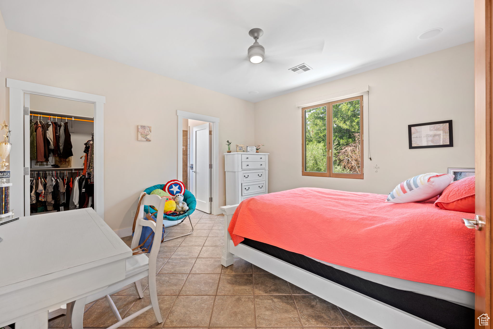 557 S WOODS VIEW CIR