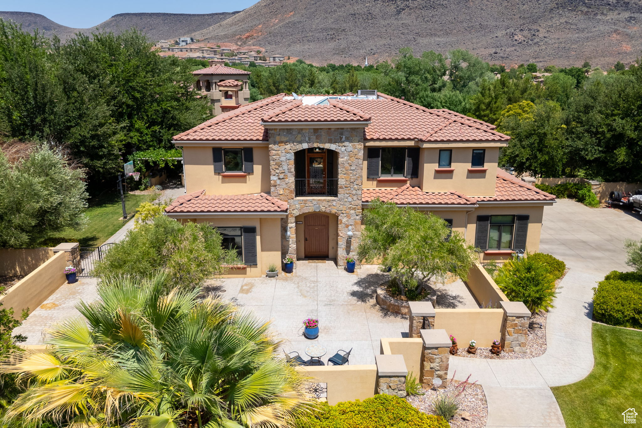 557 S WOODS VIEW CIR