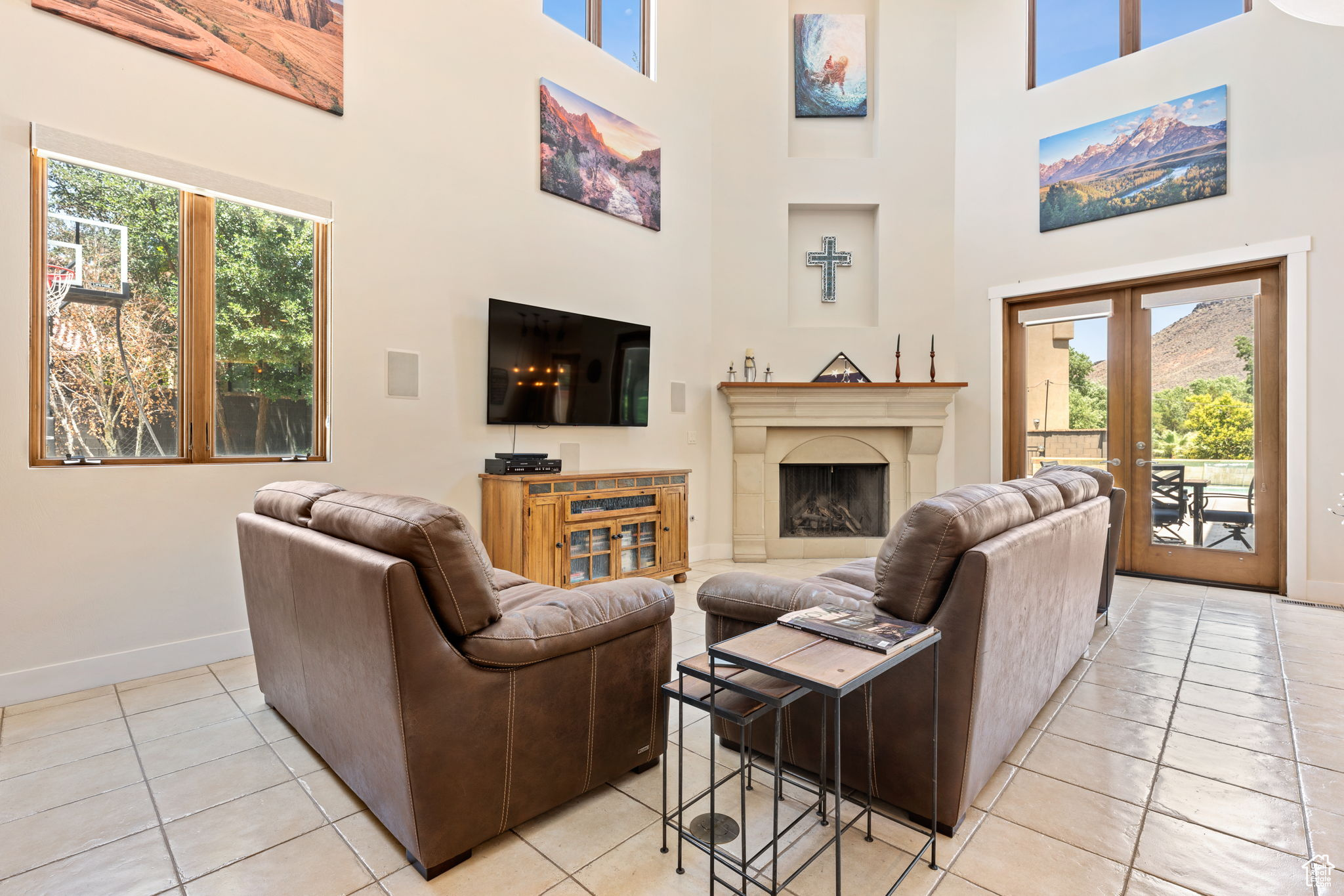 557 S WOODS VIEW CIR