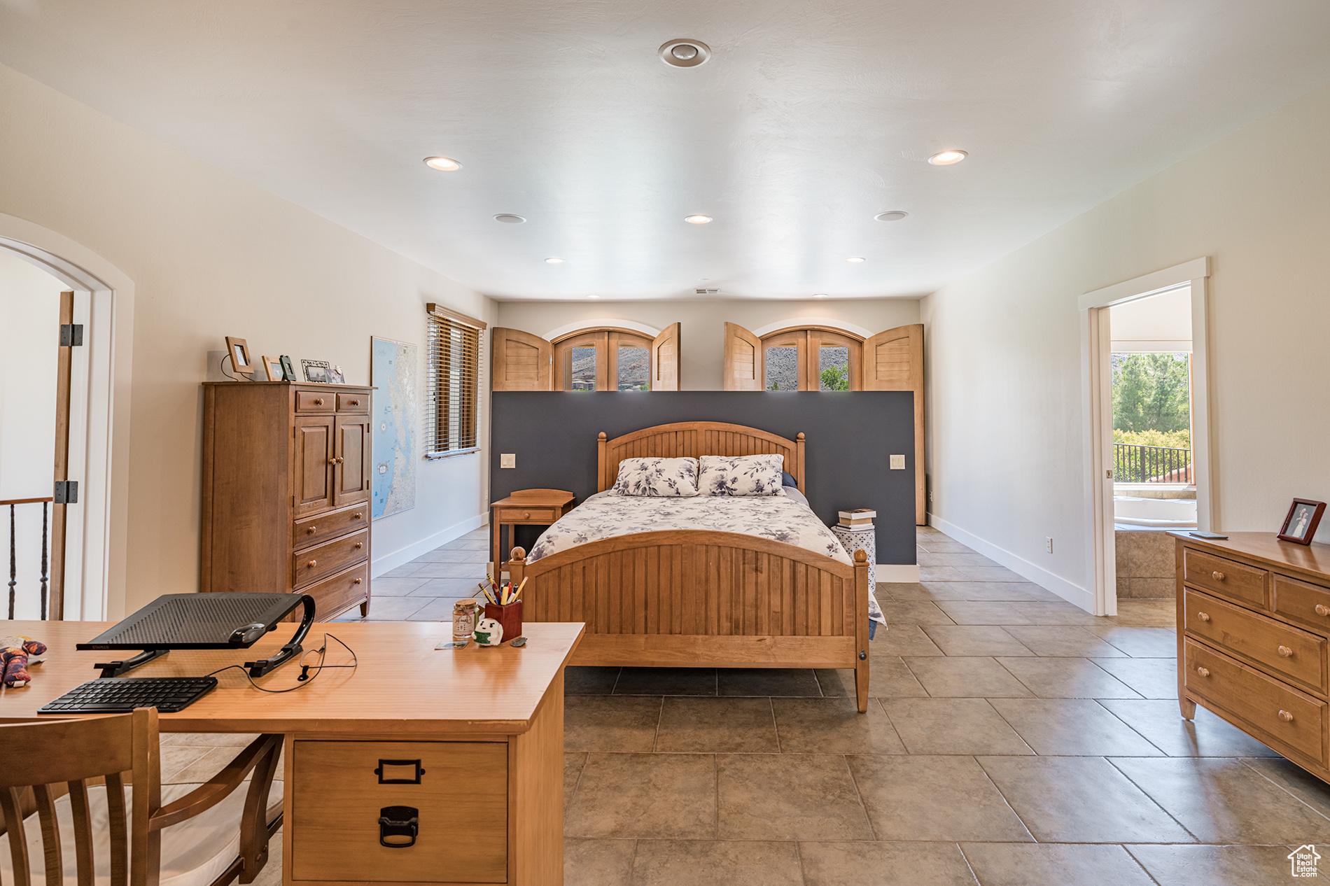 557 S WOODS VIEW CIR