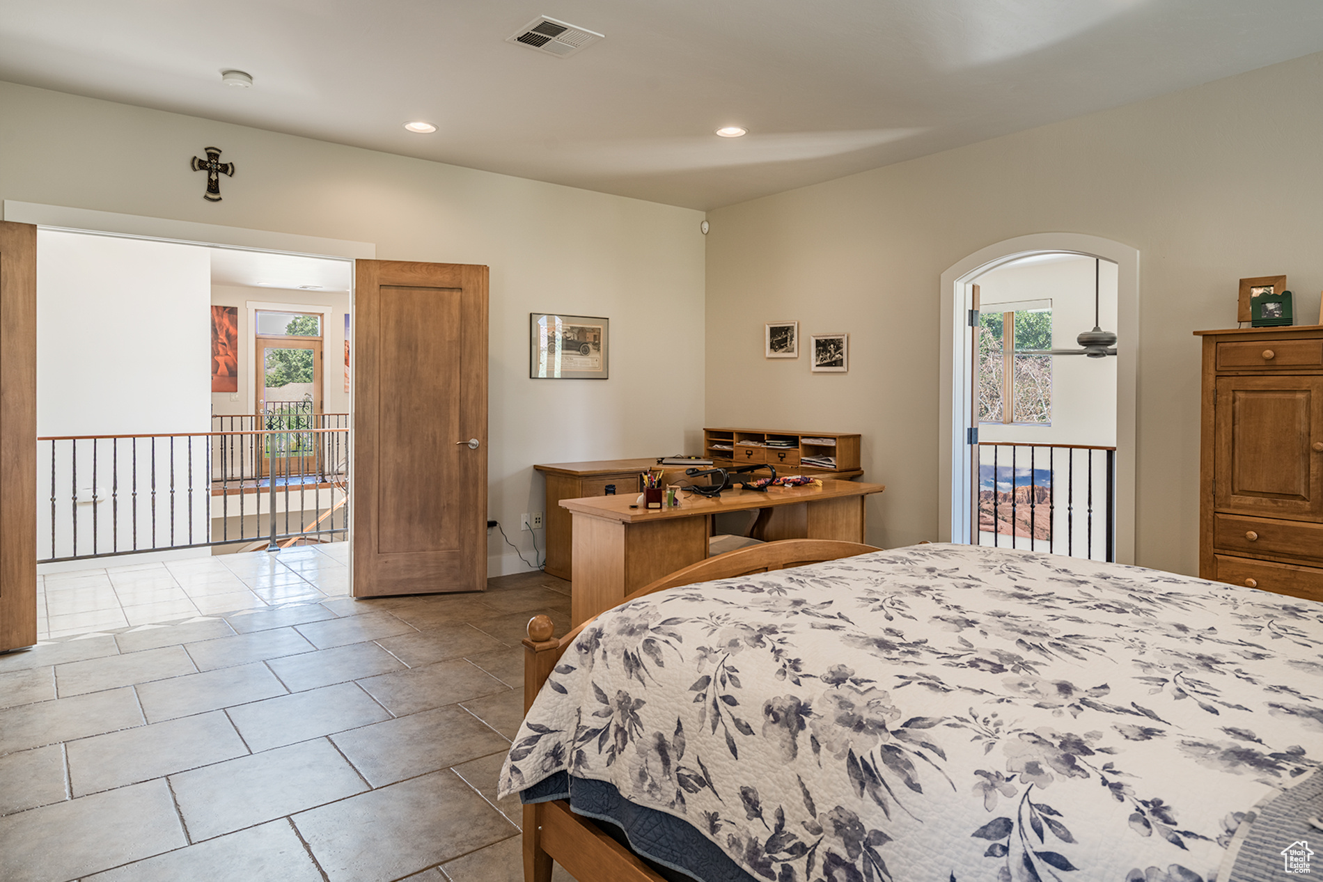 557 S WOODS VIEW CIR