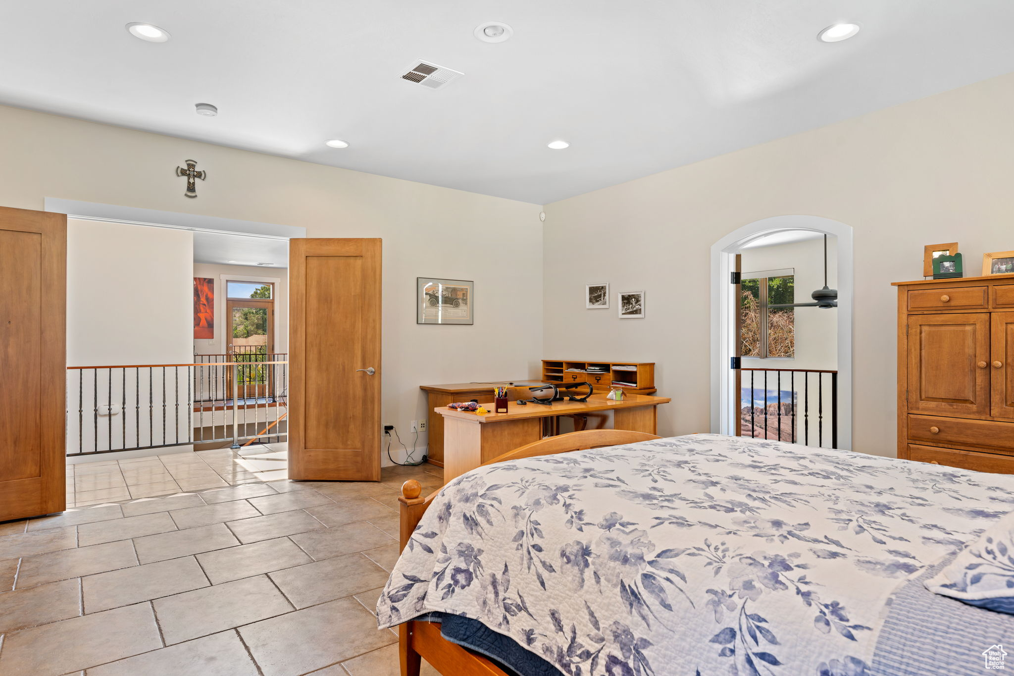 557 S WOODS VIEW CIR