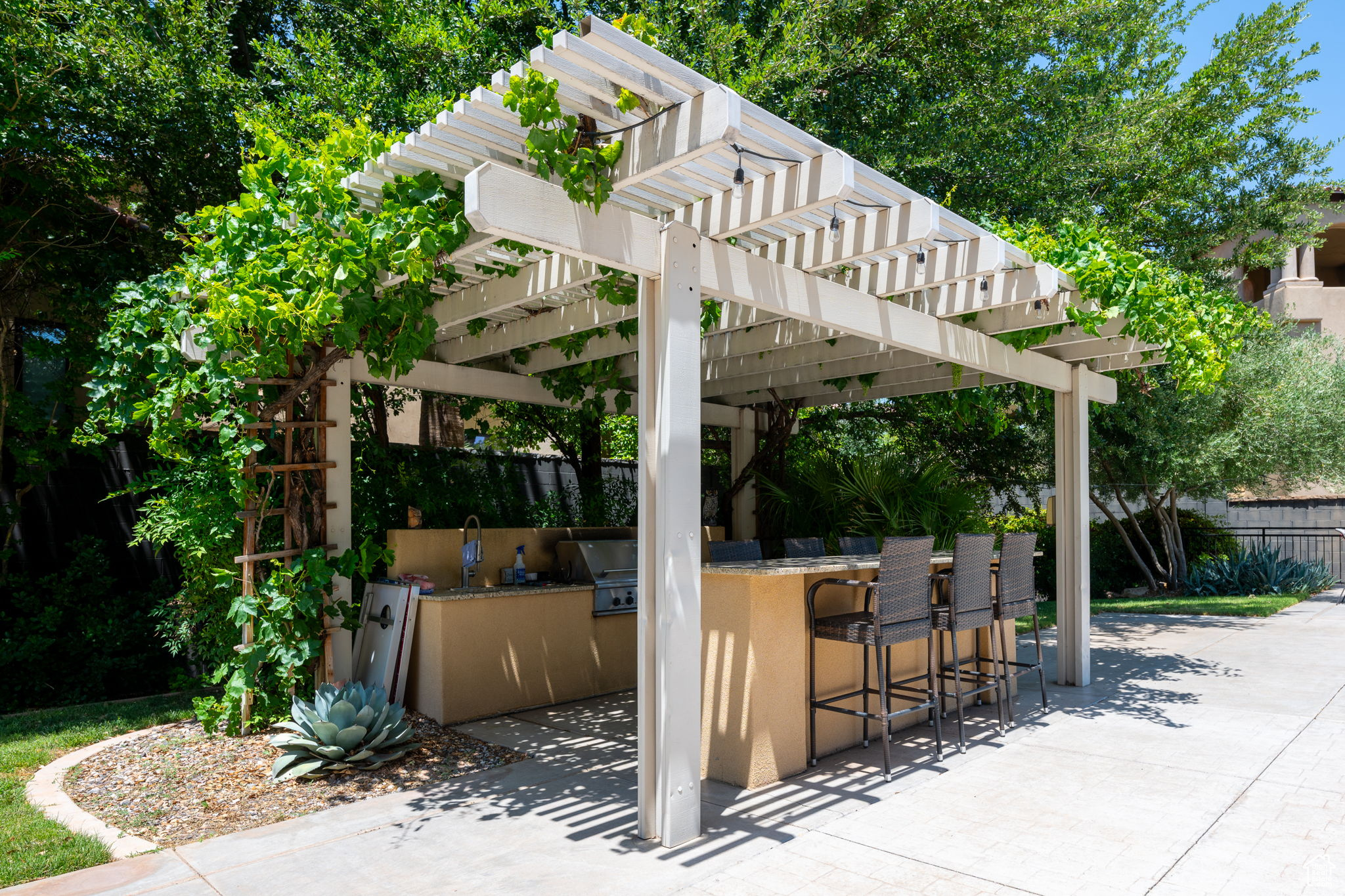 557 S WOODS VIEW CIR