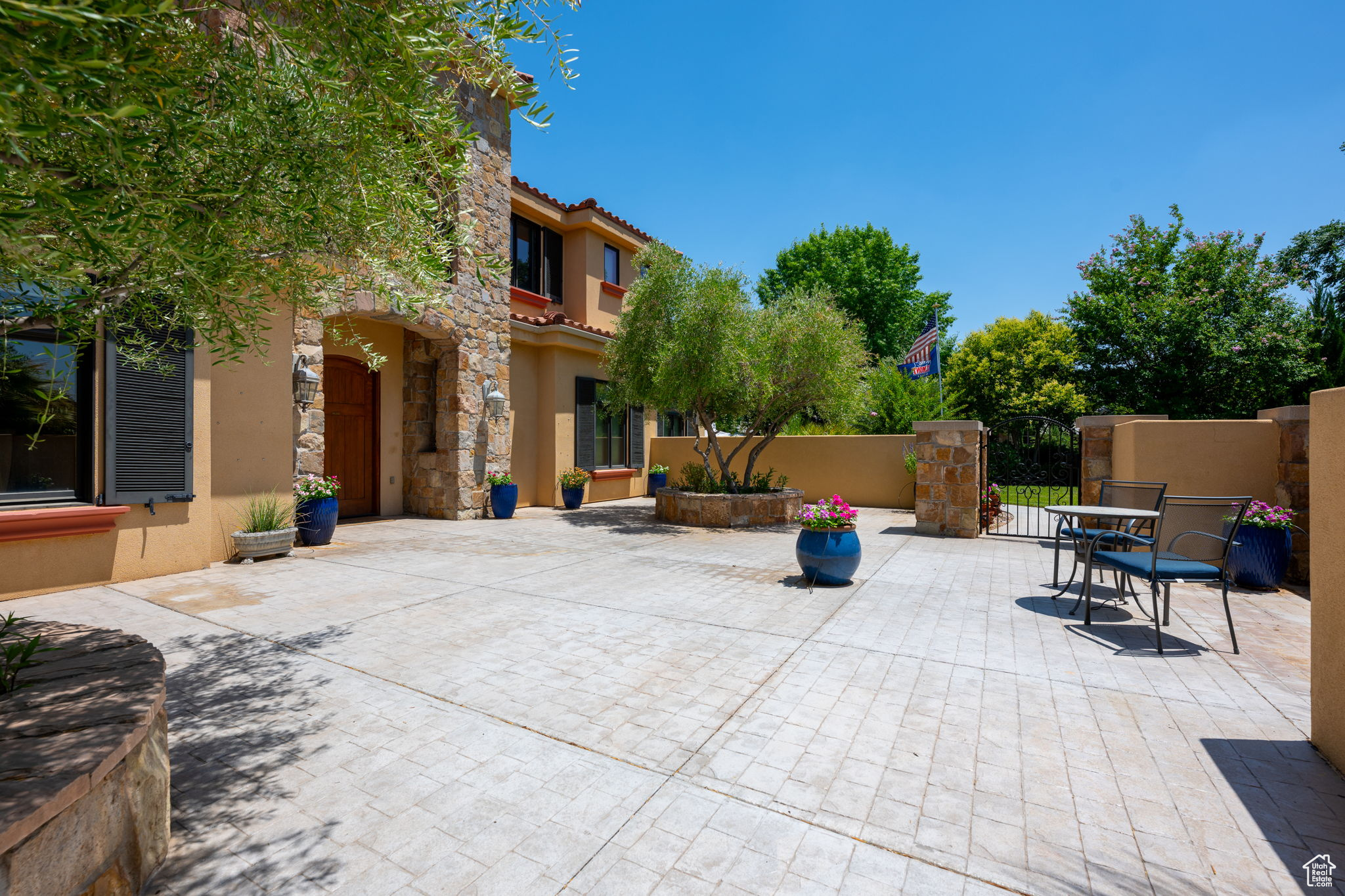 557 S WOODS VIEW CIR