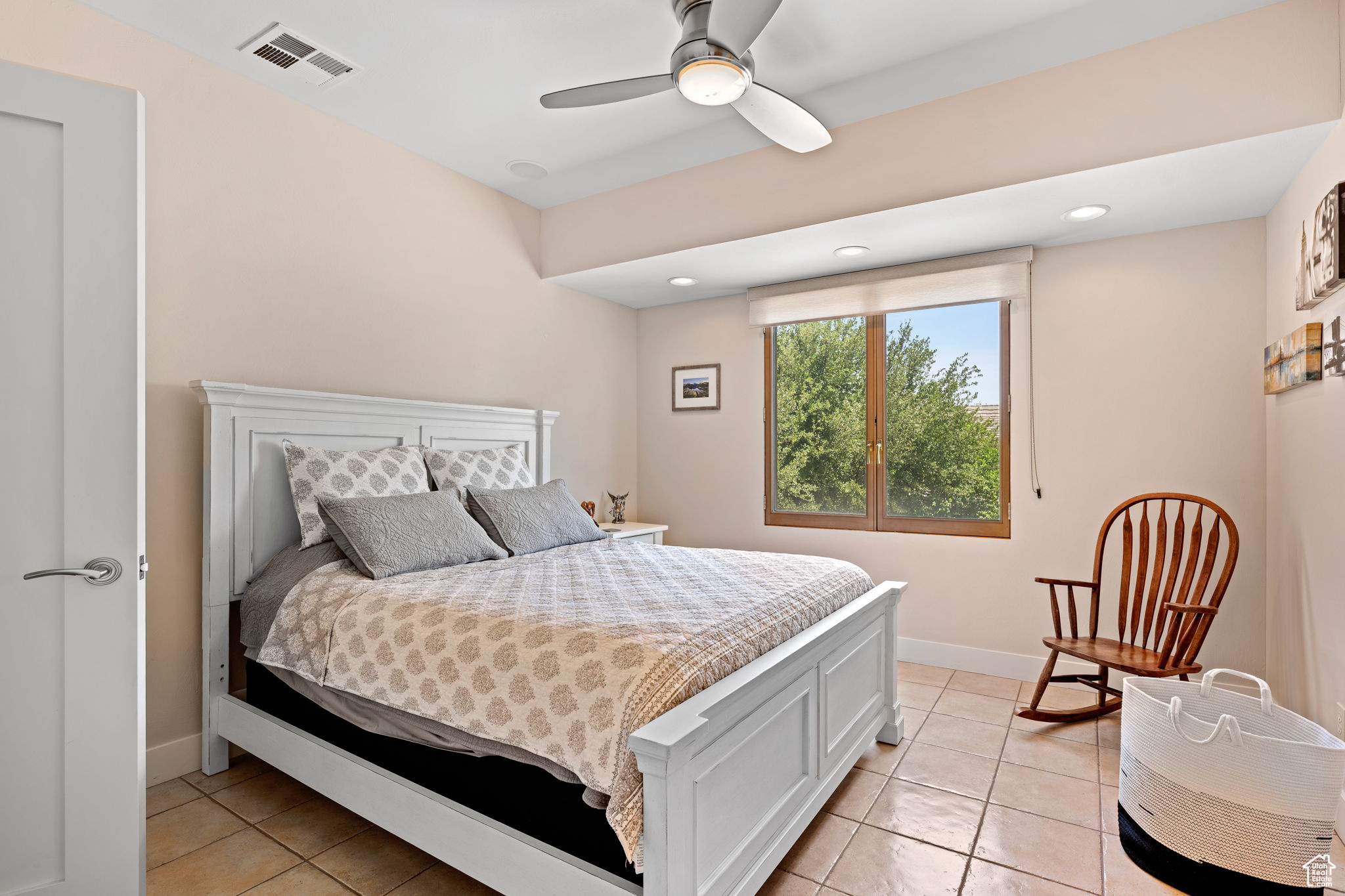 557 S WOODS VIEW CIR