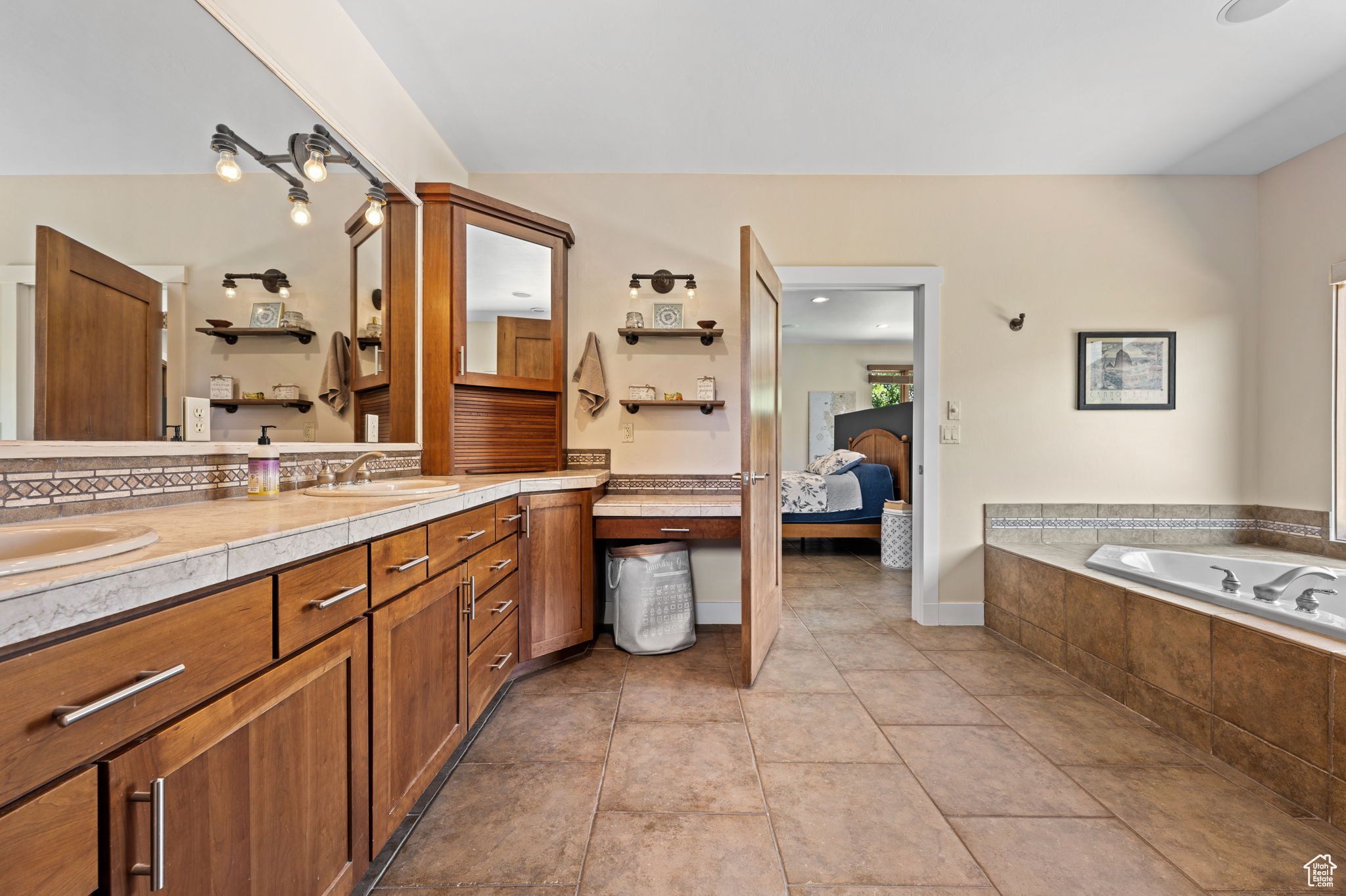 557 S WOODS VIEW CIR