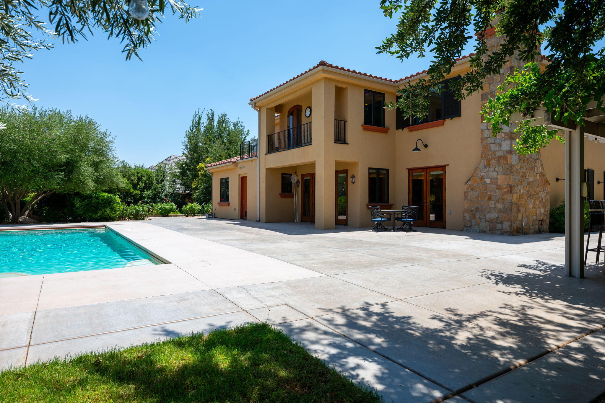 557 S WOODSVIEW CIR