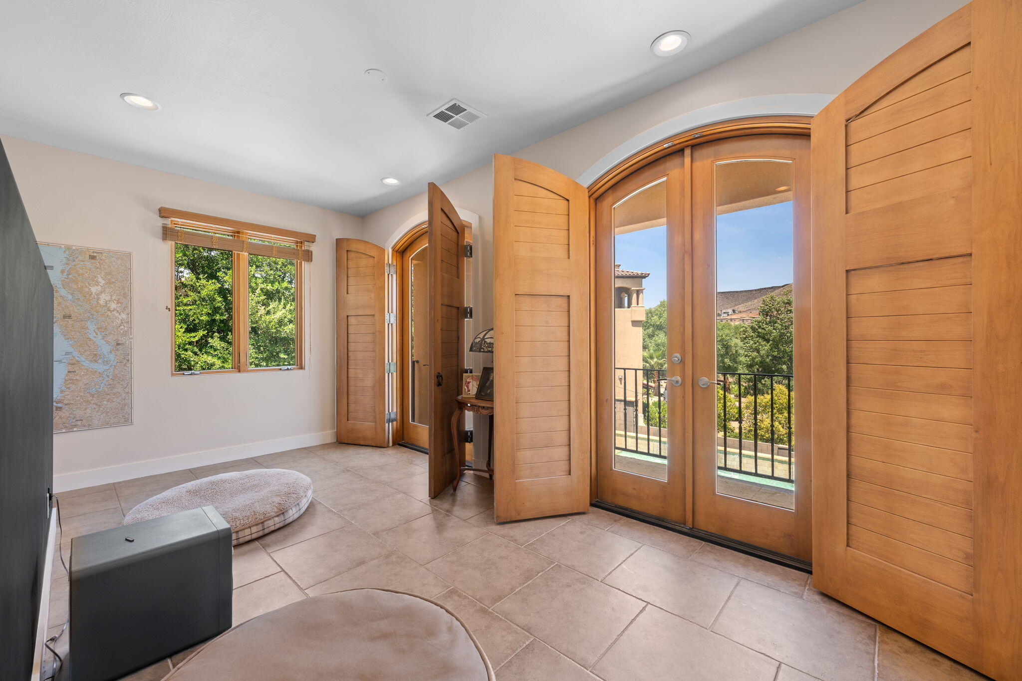 557 S WOODSVIEW CIR
