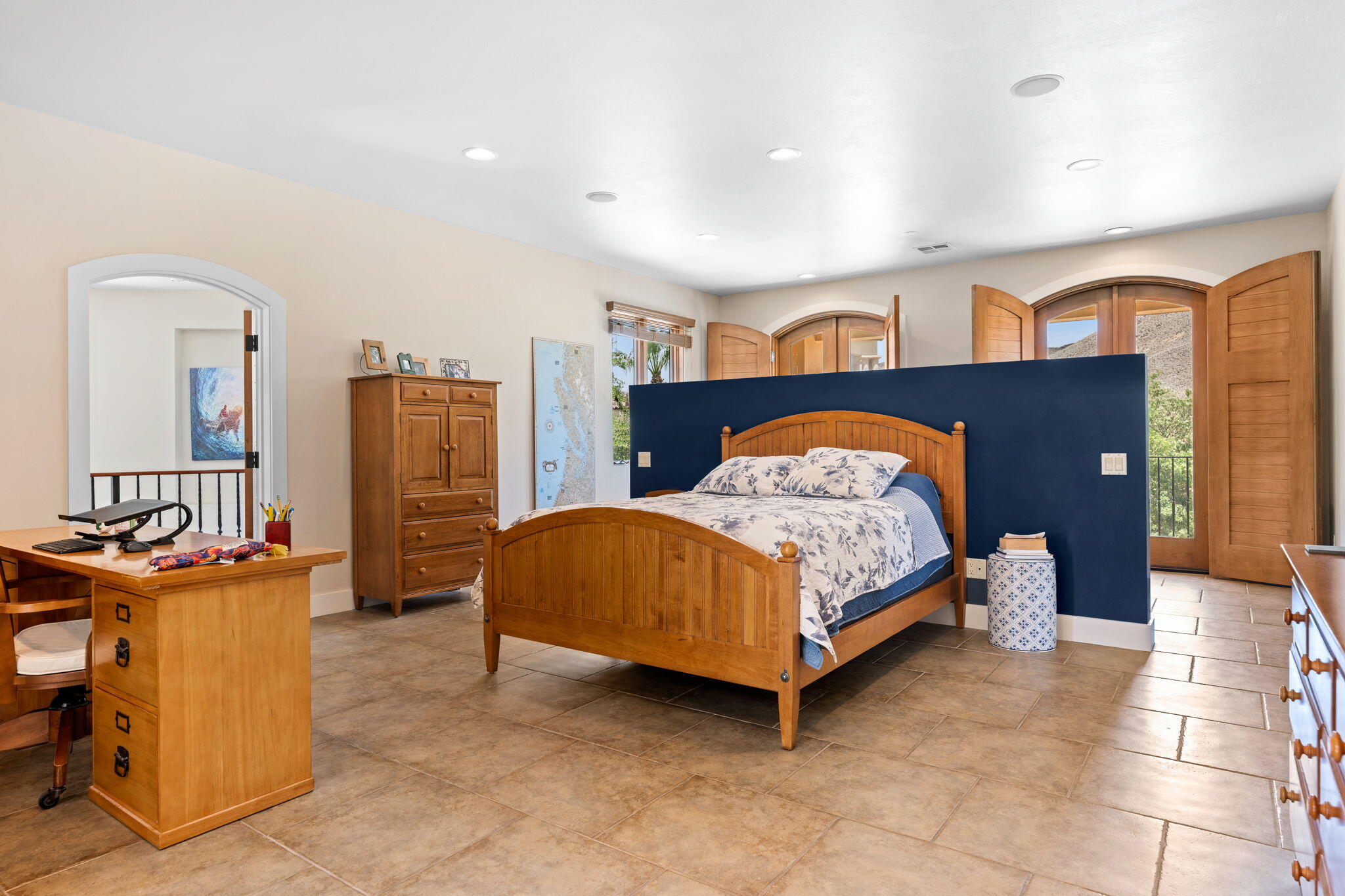 557 S WOODSVIEW CIR