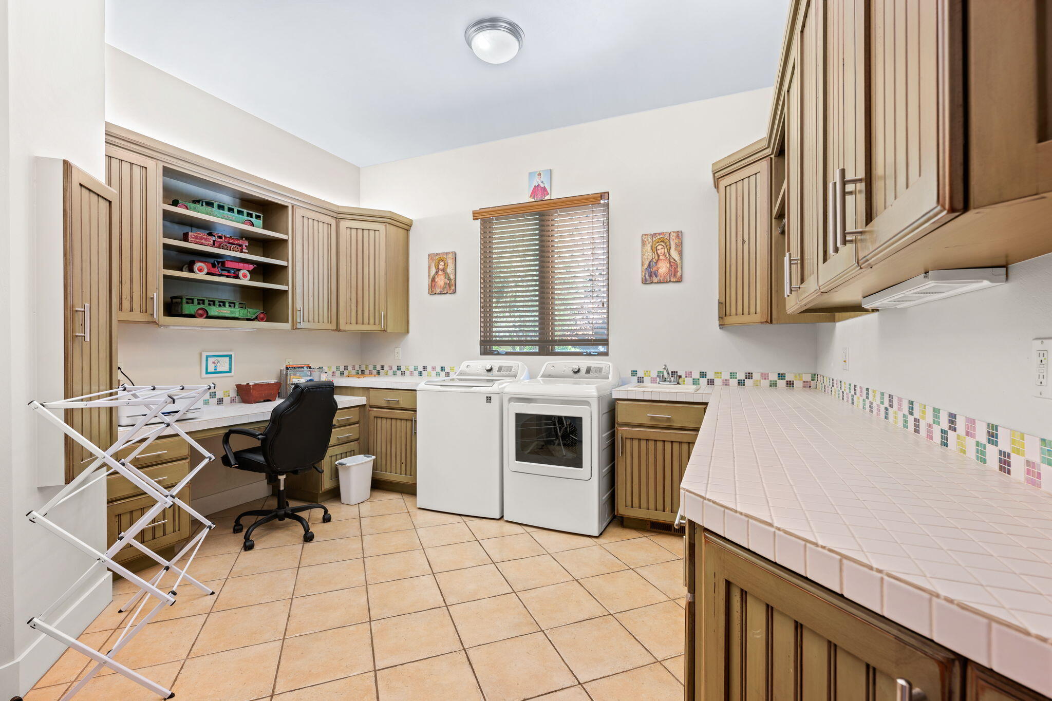 557 S WOODSVIEW CIR