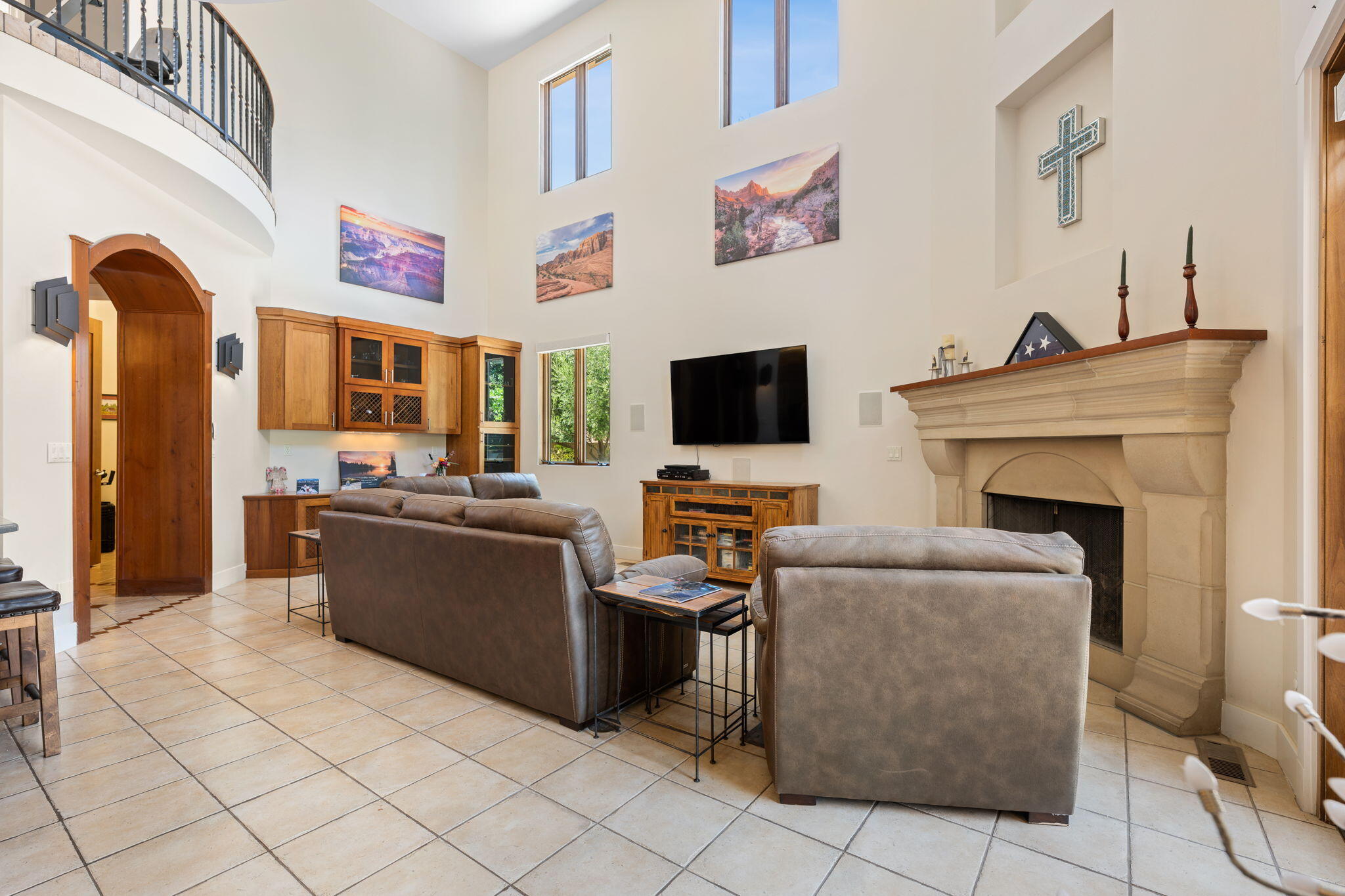 557 S WOODSVIEW CIR