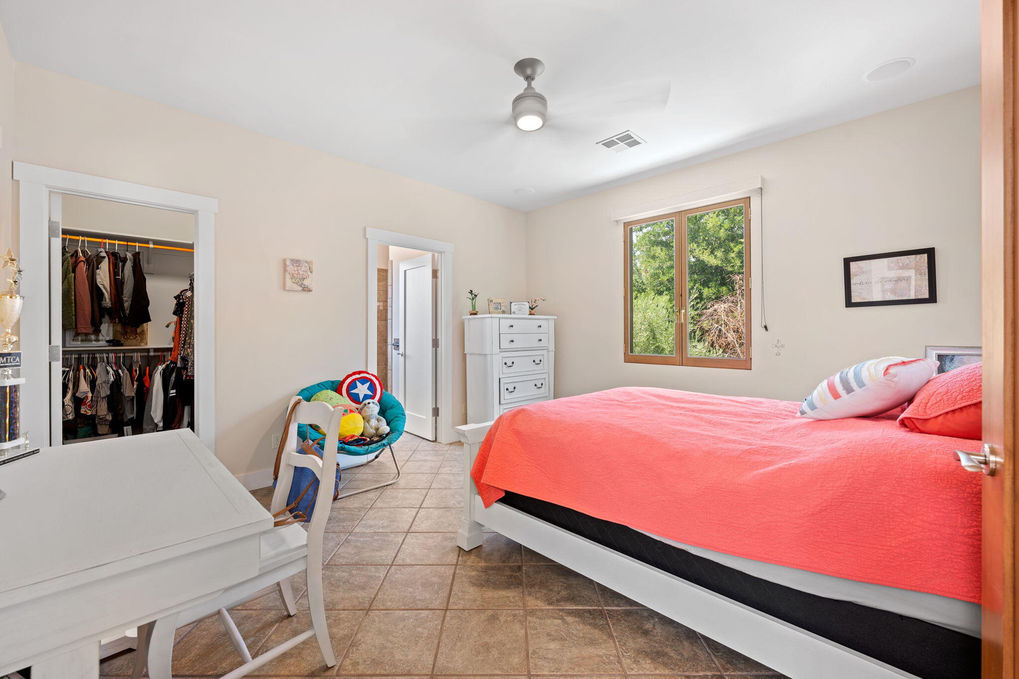 557 S WOODSVIEW CIR