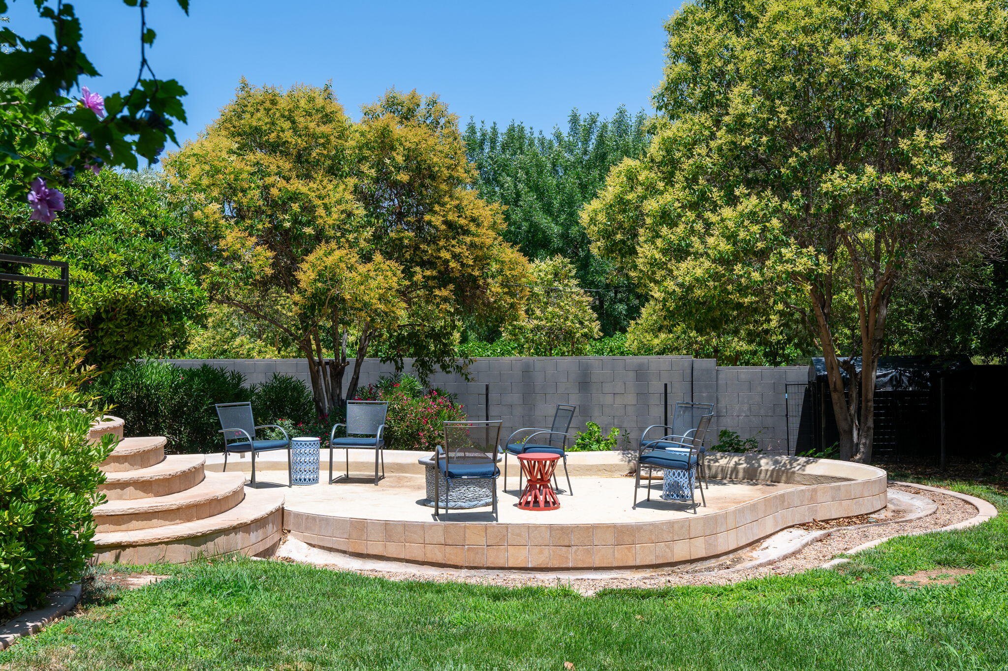 557 S WOODSVIEW CIR
