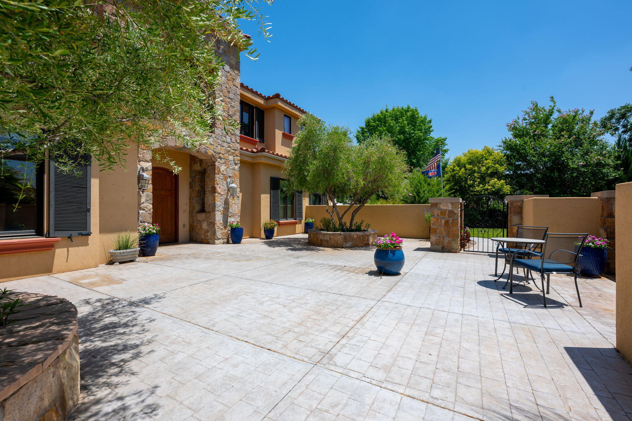 557 S WOODSVIEW CIR