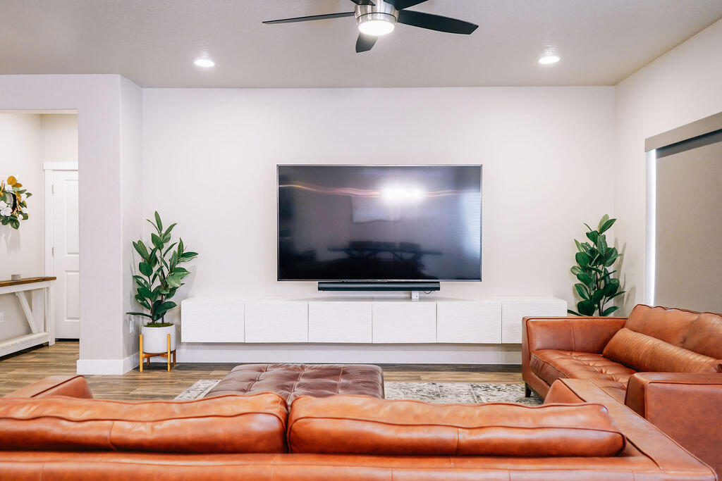 5887 DESERT CREST DR