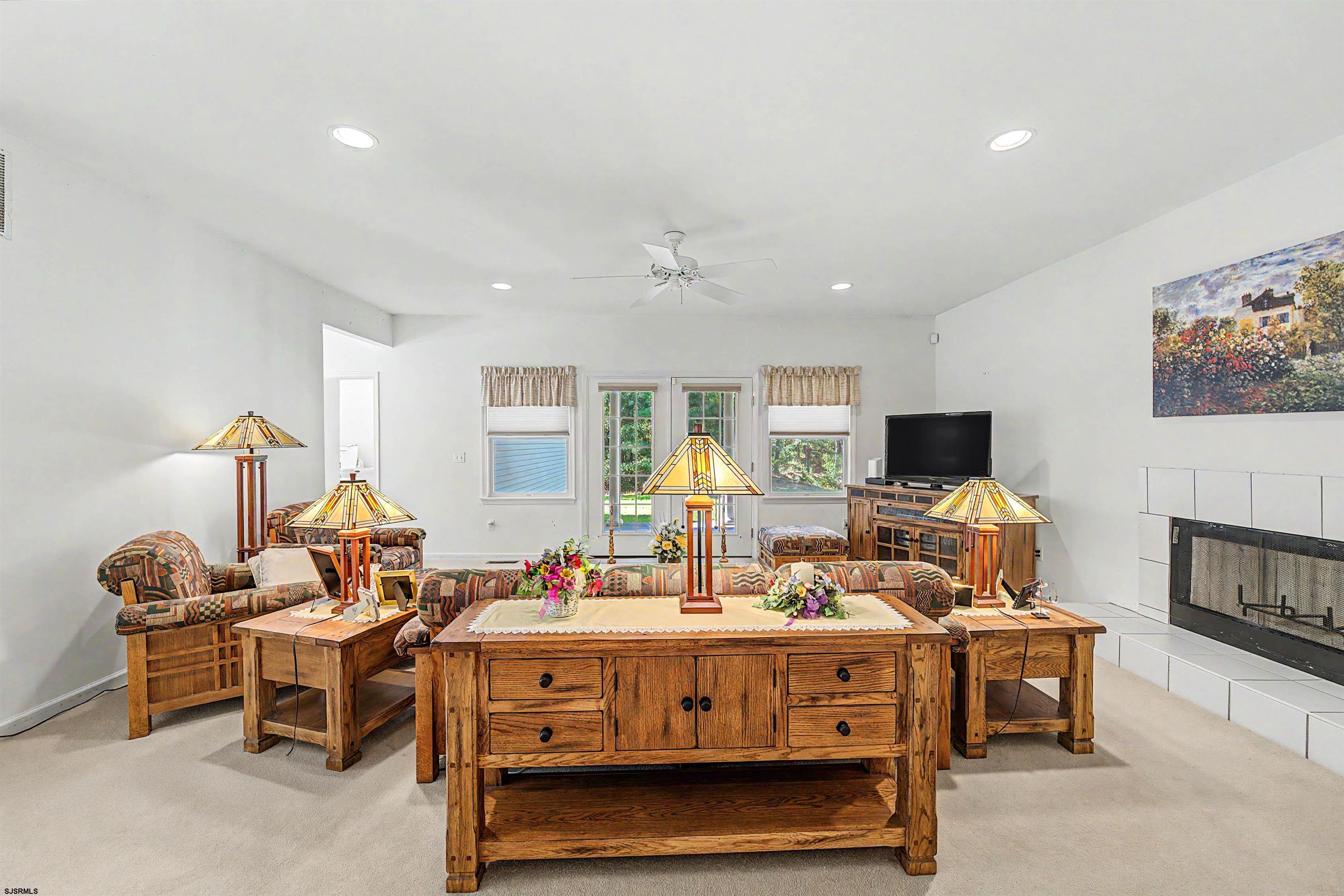 105 S Genoa Ave