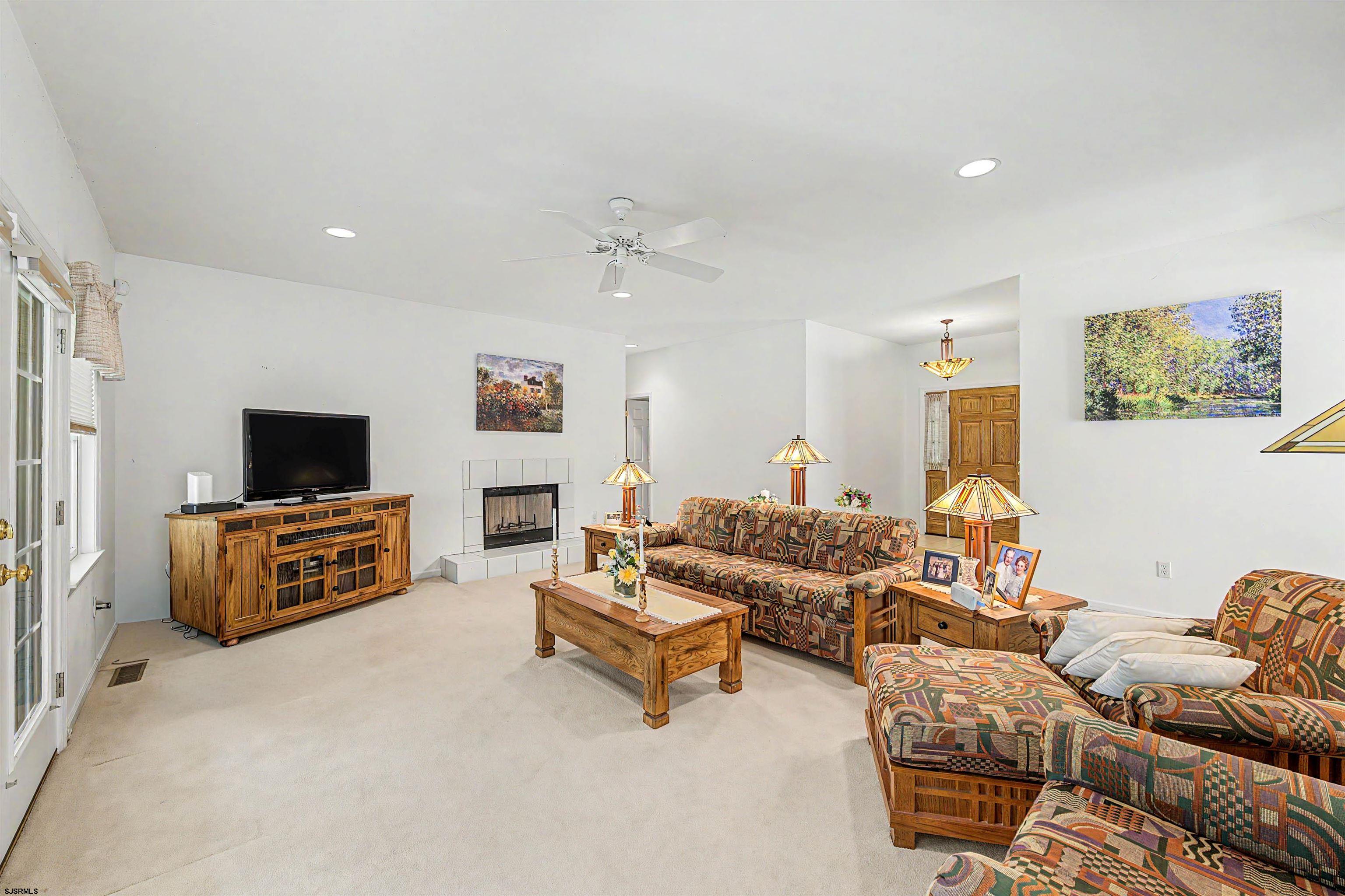 105 S Genoa Ave