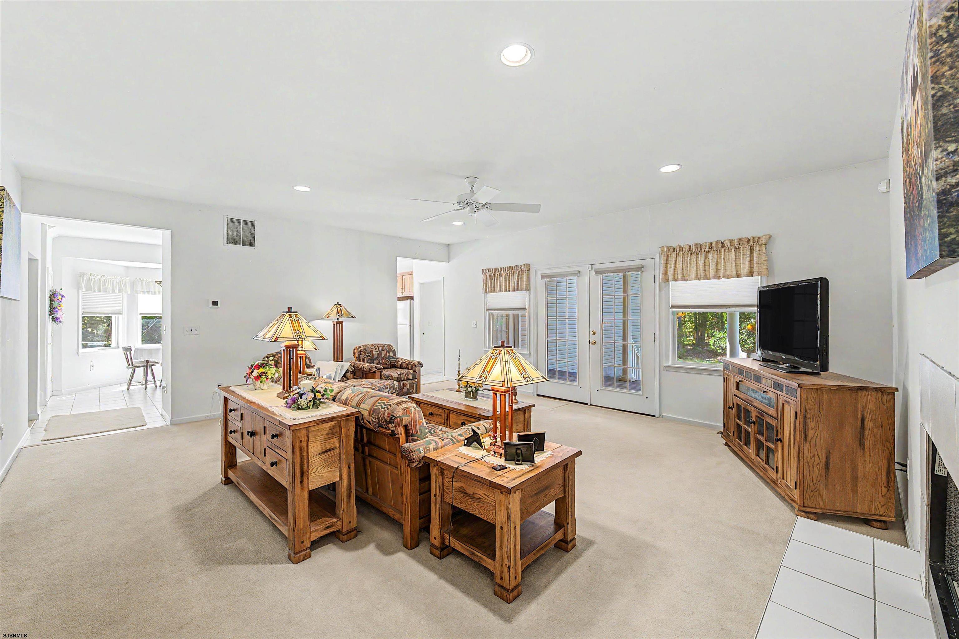 105 S Genoa Ave