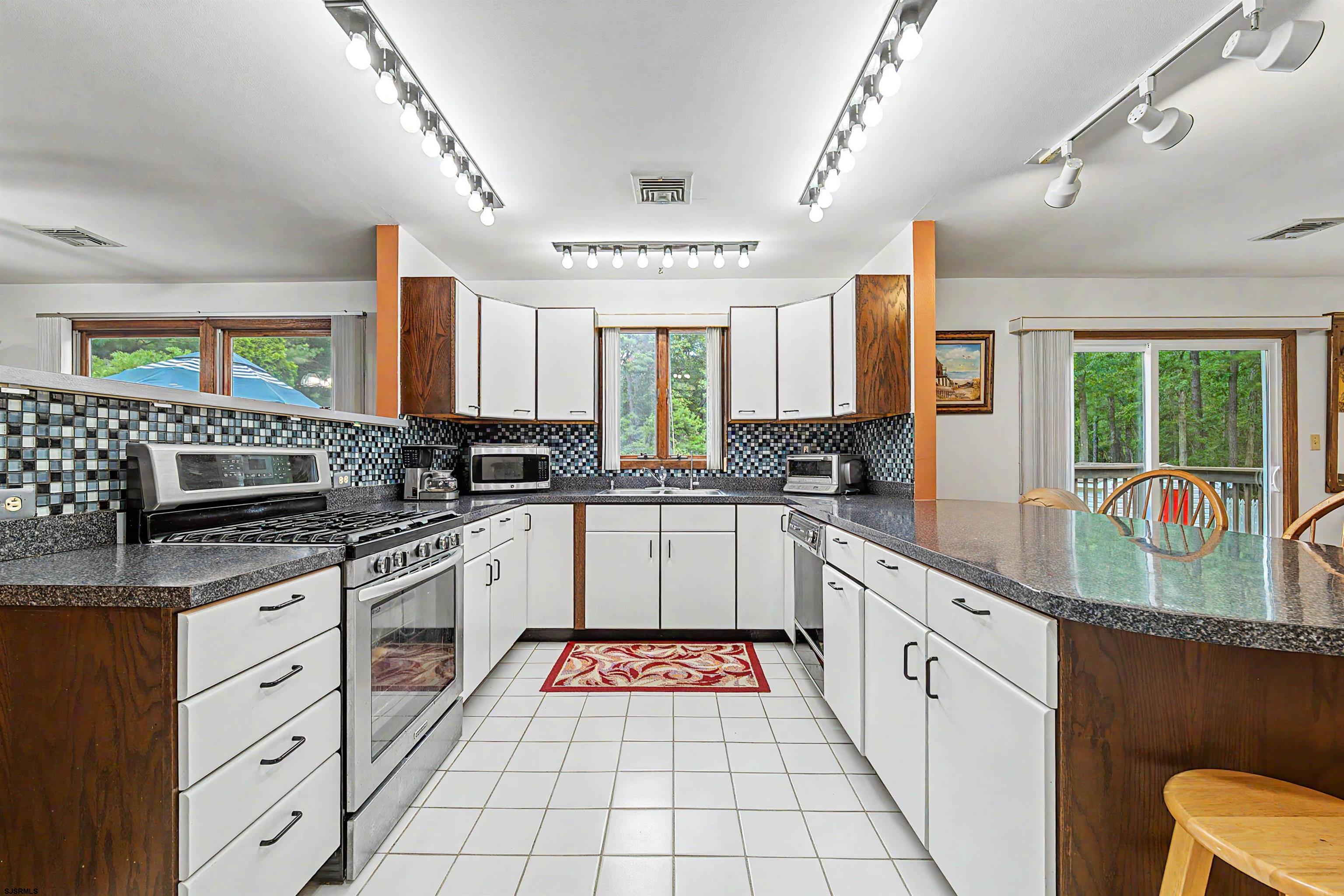 633 8th Ave