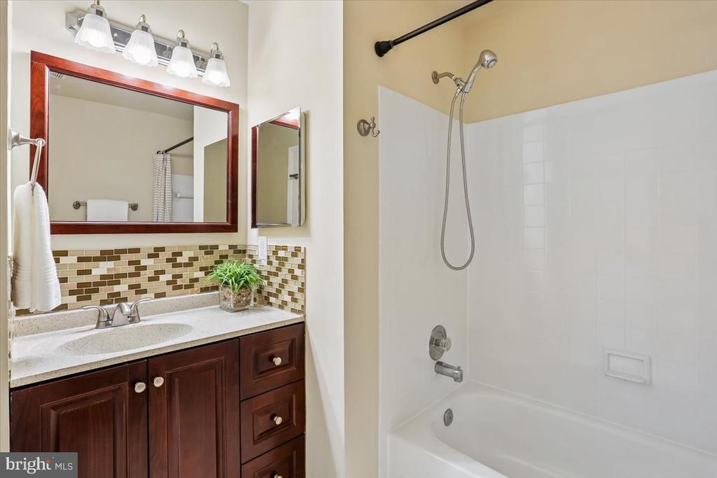 20016 LAKE PARK DRIVE Unit: 122