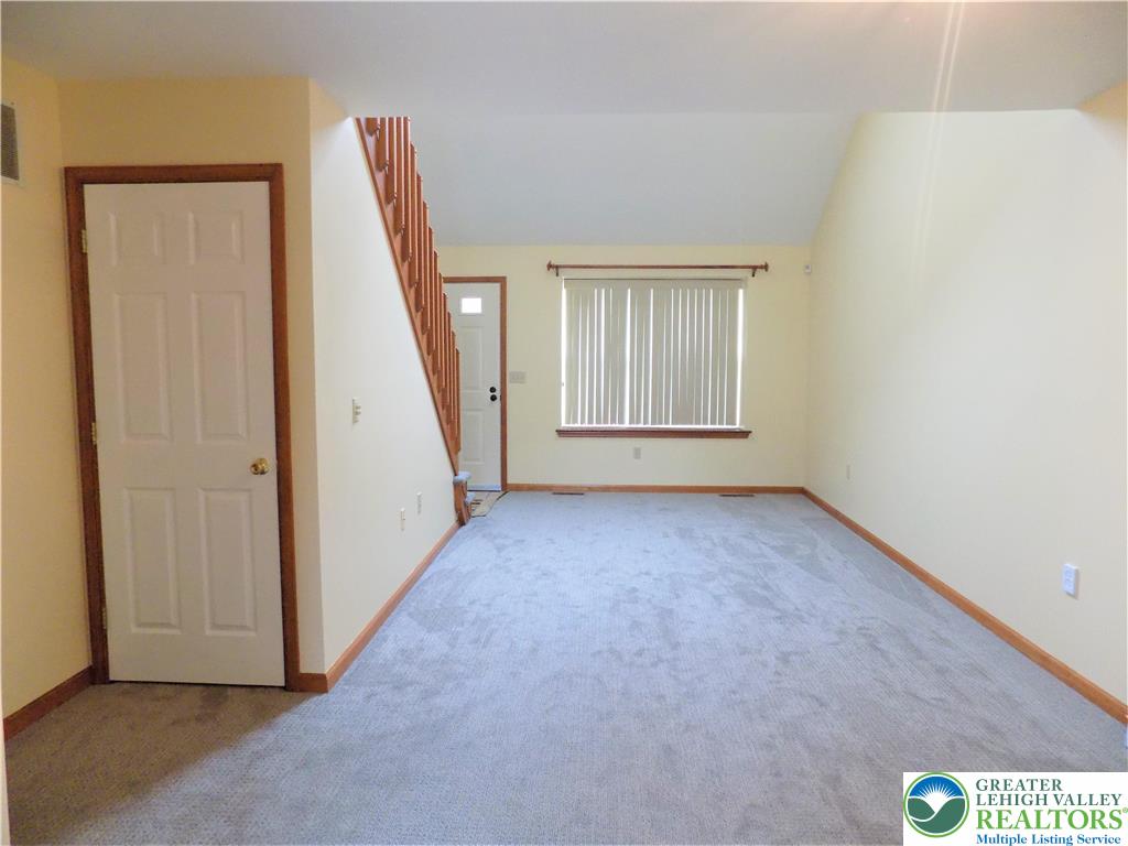 2733 Victoria Lane