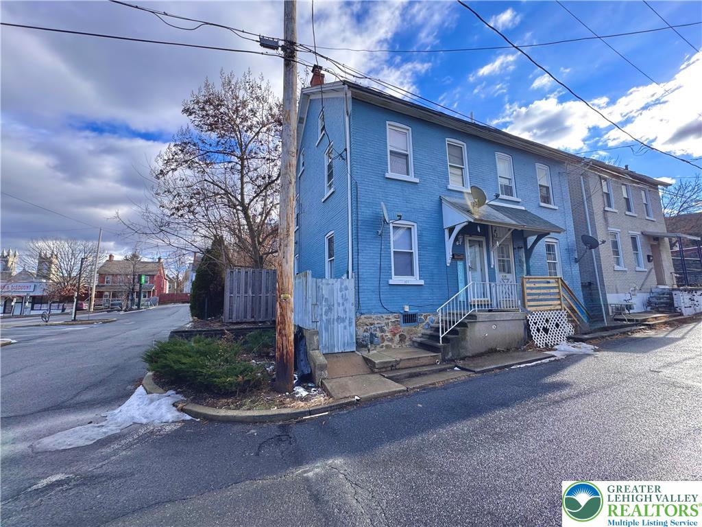 527 Bradley Street