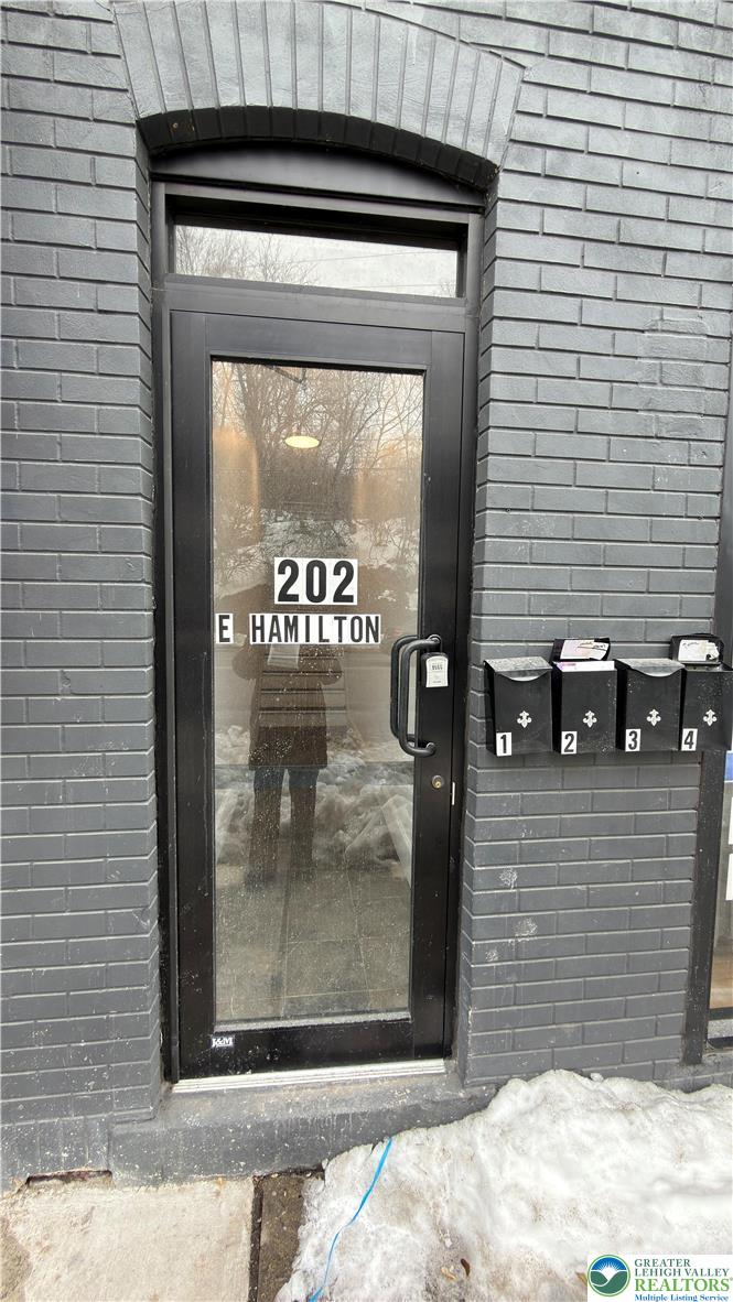 202 East Hamilton Street Apt 3
