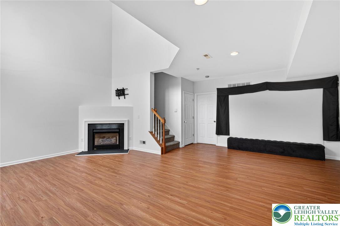 1071 King Way