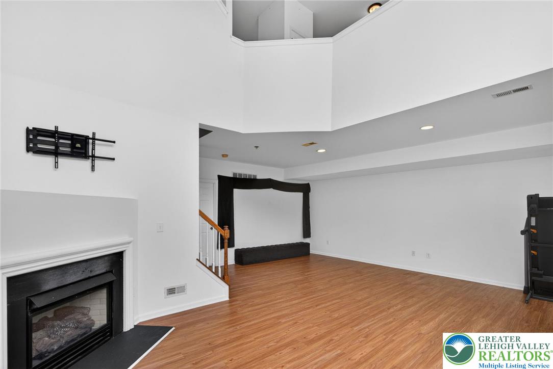 1071 King Way