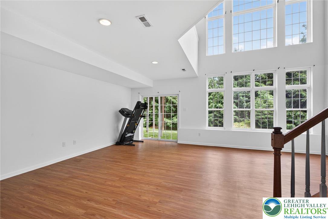 1071 King Way