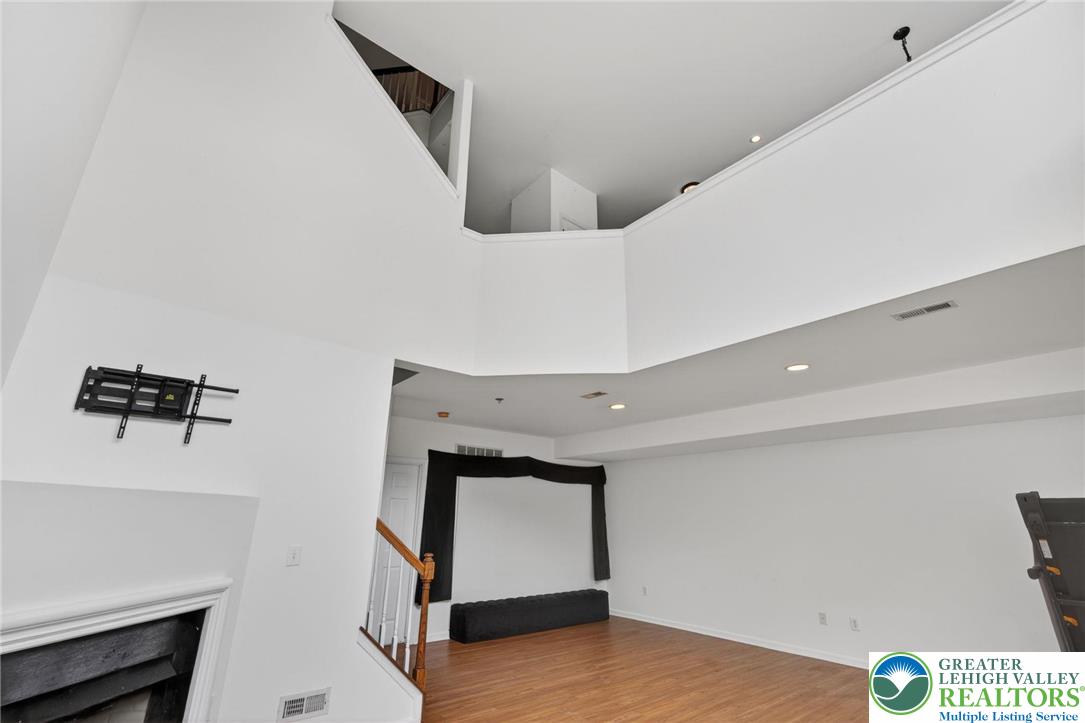1071 King Way