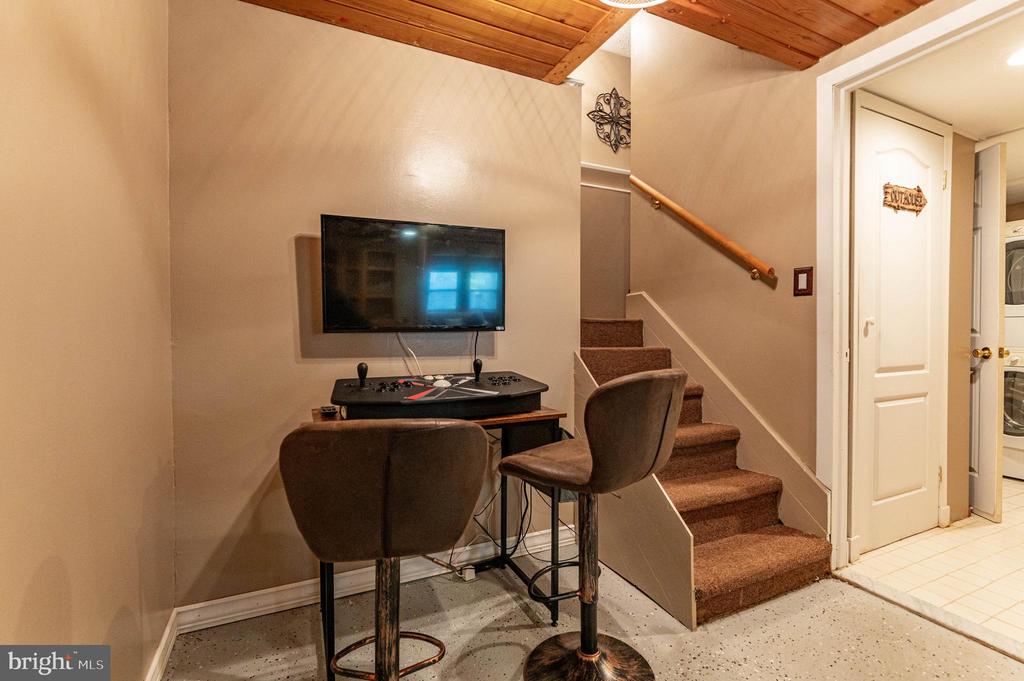 1328 WINDING WAY