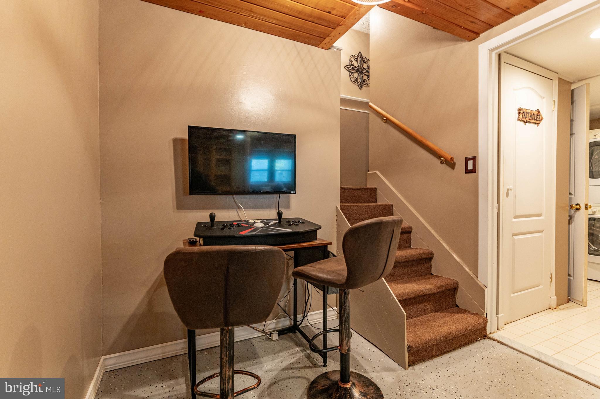 1328 WINDING WAY